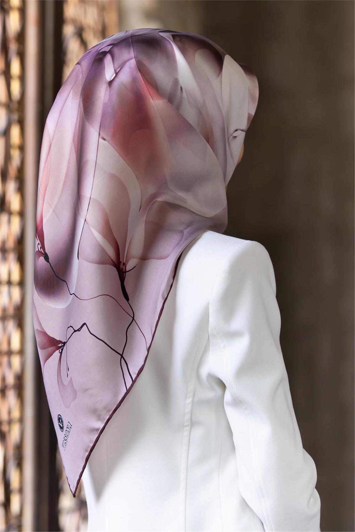 %100 Twill İpek Büyük Çiçek Desenli Pudra - Gül Kurusu Renkli 90x90 Eşarp Dikim Şekli : El Dikişi