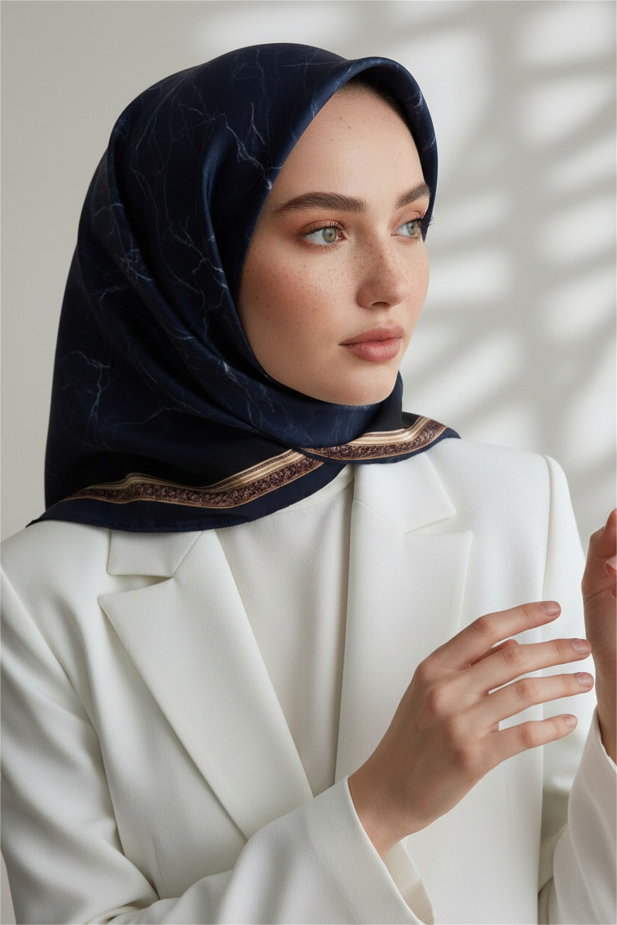 %100 Twill İpek Mermer Desenli Lacivert Renkli 90x90 Eşarp Dikim Şekli : El Dikişi