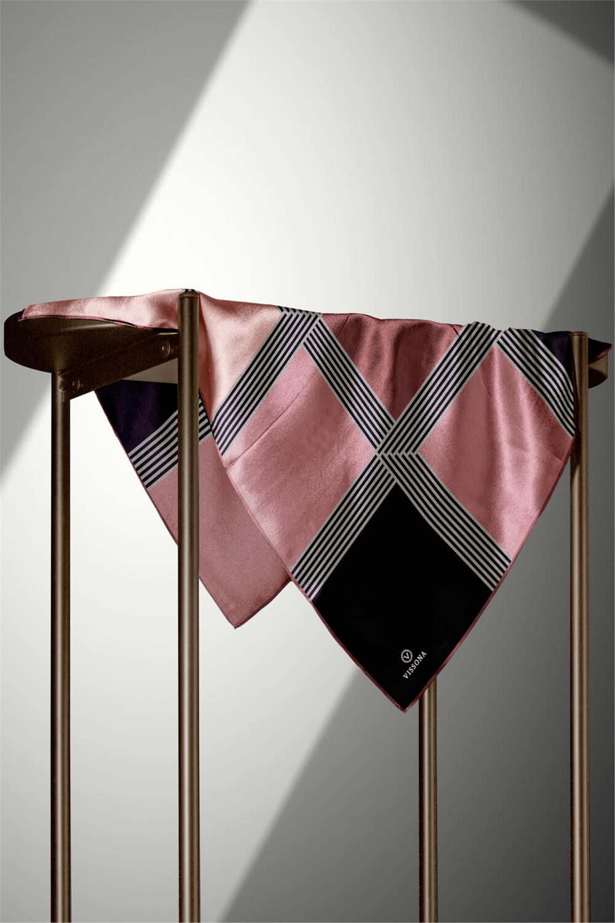 %100 Twill İpek Geometrik Desenli Pudra Renkli 90x90 Eşarp Dikim Şekli : El Dikişi