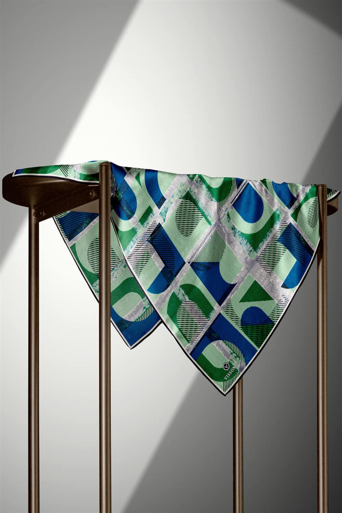 %100 Twill İpek Geometri Desenli Saks - Zümrüt Yeşili Renkli 90x90 Eşarp Kenar Dikiş Şekli El Dikişli