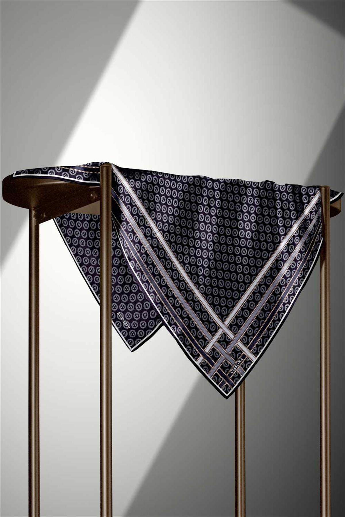 %100 Twill İpek Monogram Desenli Siyah - Gri Renkli 90x90 Eşarp Dikim Şekli : El Dikişi