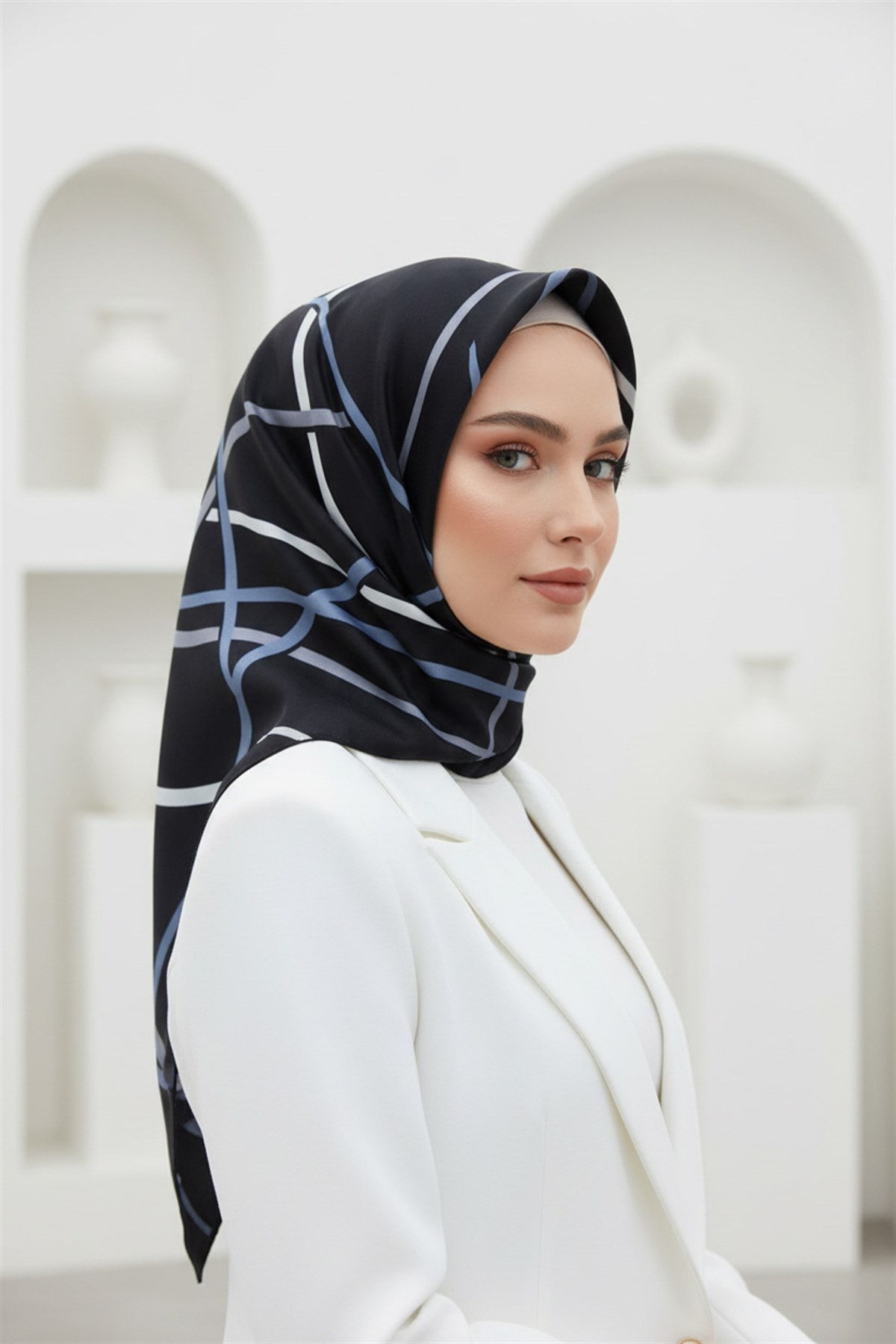 %100 Twill İpek Çizgili Desenli Siyah - İndigo Renkli 90x90 Eşarp Dikim Şekli : El Dikişi