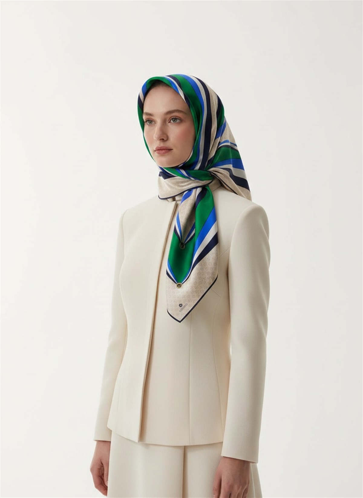 %100 Twill İpek Monogram Ve Geometrik Desenli Saks - Zümrüt Yeşili  Renkli 90x90 Eşarp Dikim Şekli : El Dikişi
