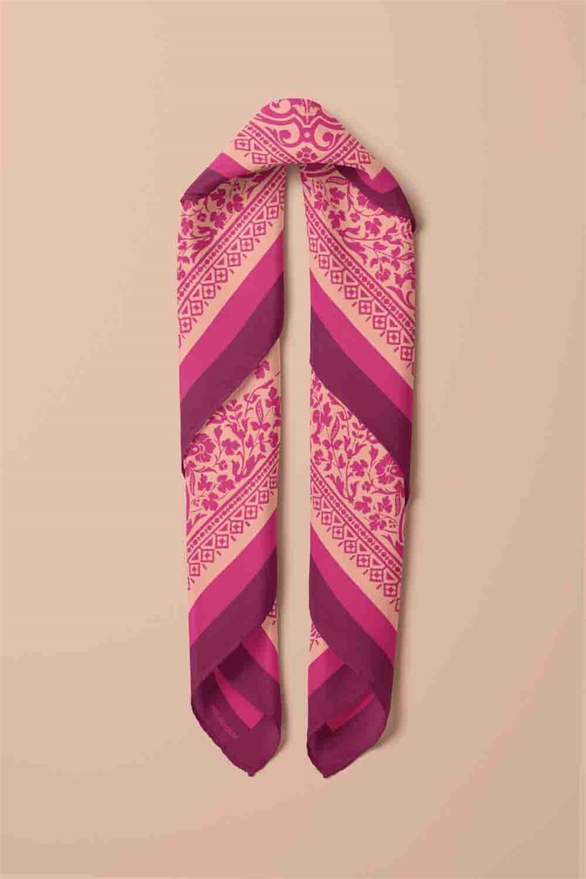 Violla E110 Kadın Vintage Desenli Bandana 50x50 Pembe DG0206-22 Snz
