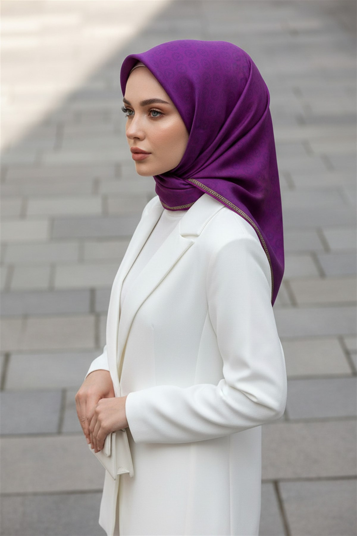 %100 Twill İpek Monogram Desenli Mürdüm Renkli 90x90 Eşarp Dikim Şekli : El Dikişi