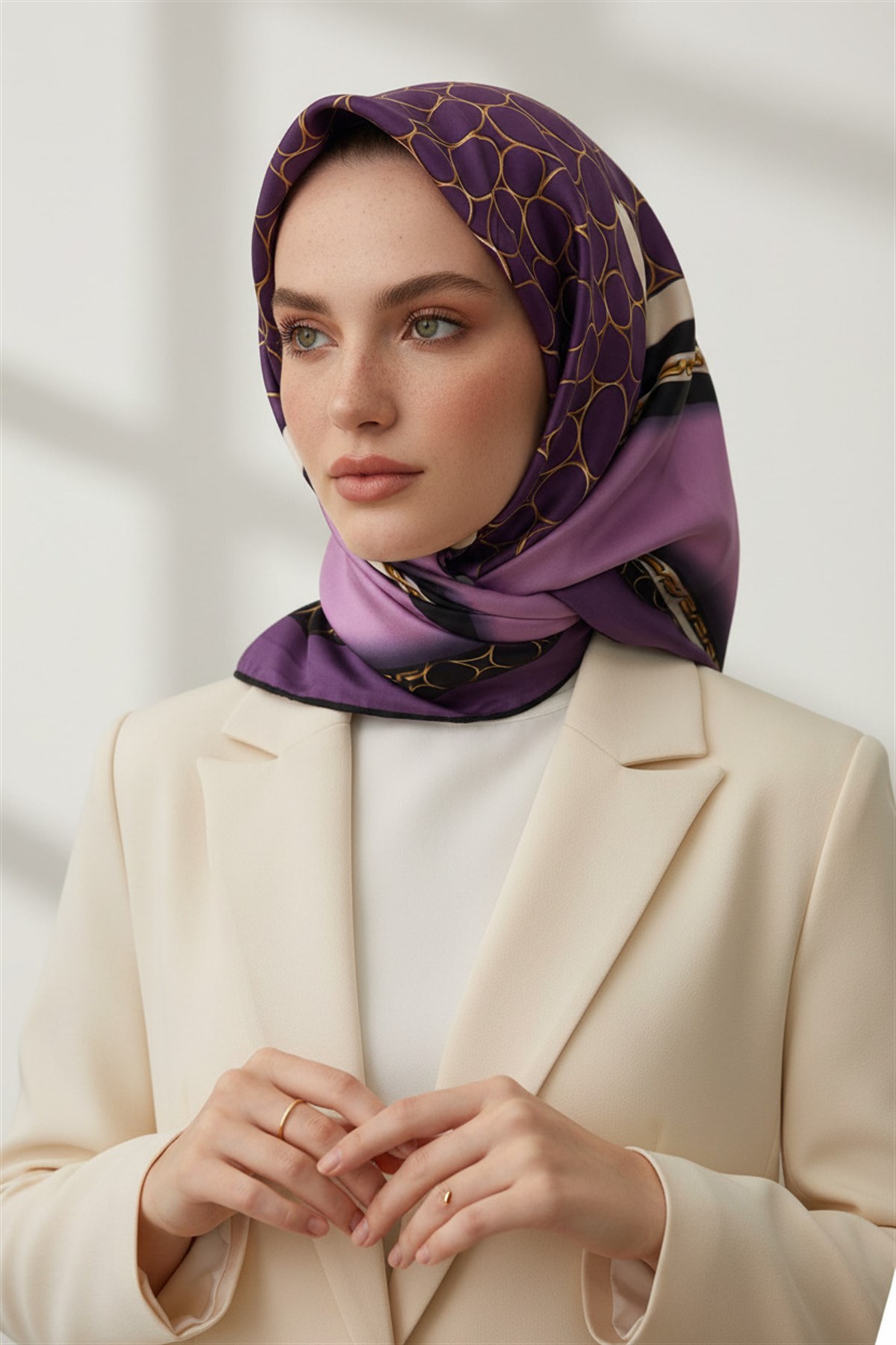 %100 Twill İpek Gold Halka Desenli Lila - Siyah Renkli 90x90 Eşarp Dikim Şekli : El Dikişi
