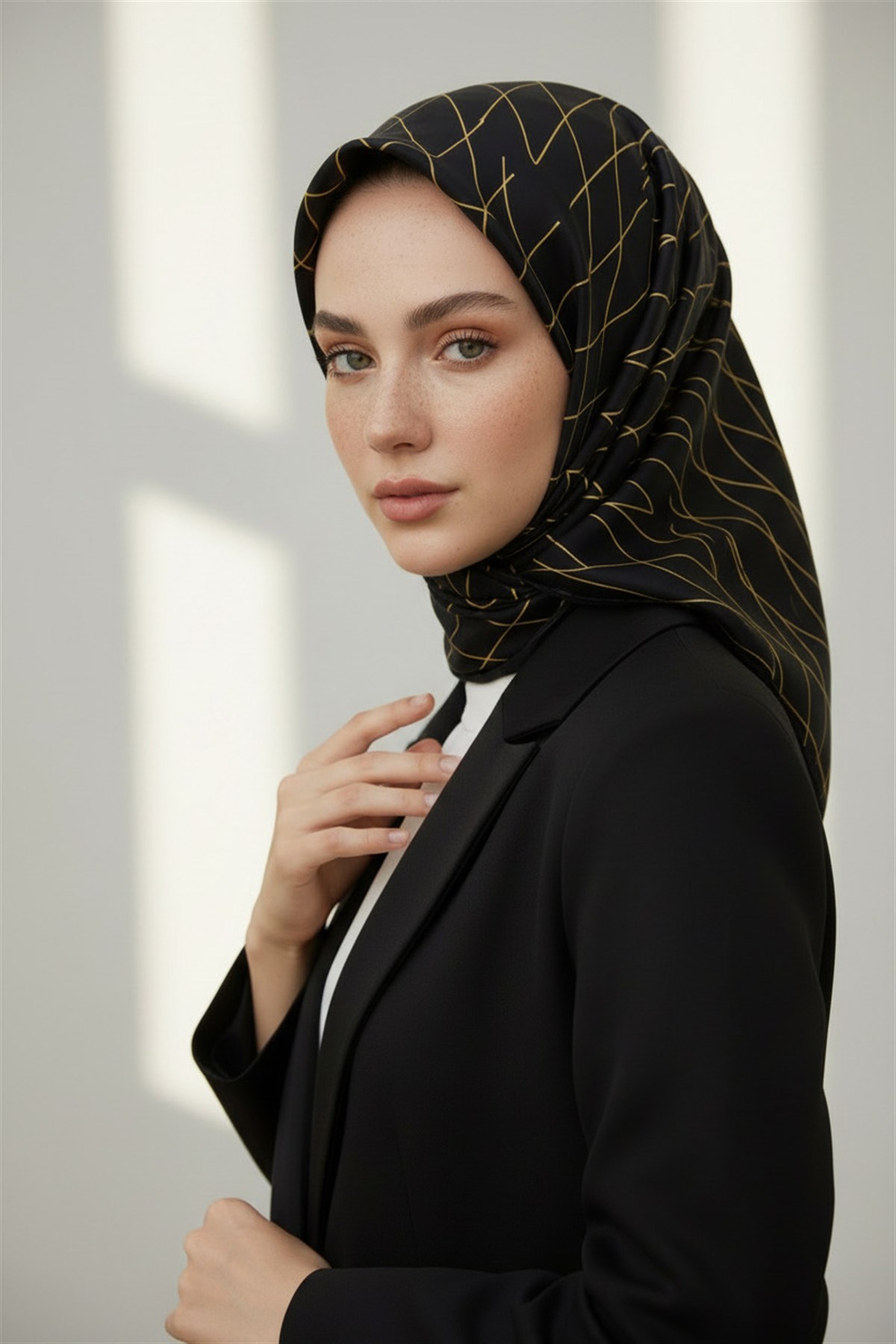 %100 Twill Çizgili Desenli Sarı - Siyah Renkli 90x90 Eşarp Dikim Şekli: El Dikişi