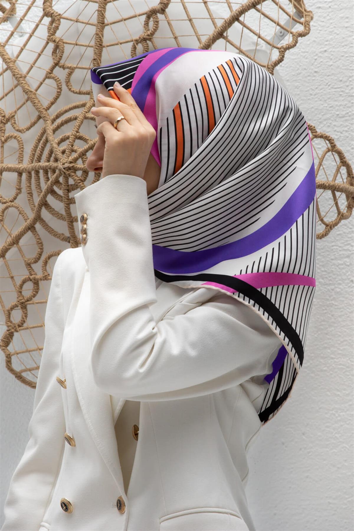 %100 Twill İpek Çizgili Geometrik Desenli Beyaz - Mor Renkli 90x90 Eşarp Dikim Şekli : El Dikişi