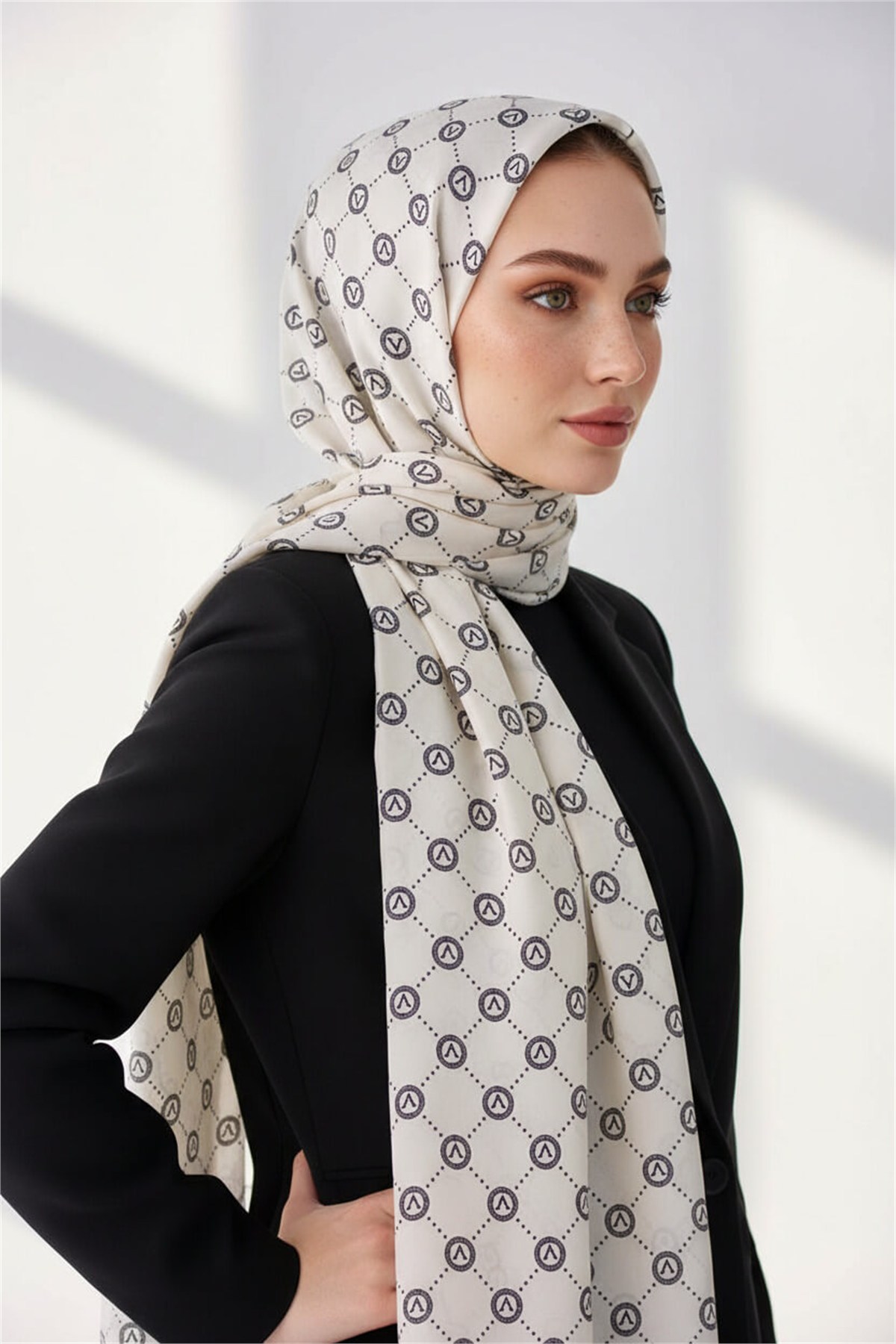 %100 Saf İpek Şal İnce Saten Vual Dokuma V Logo Desenli Krem - Siyah Renkli 90x210 Şal