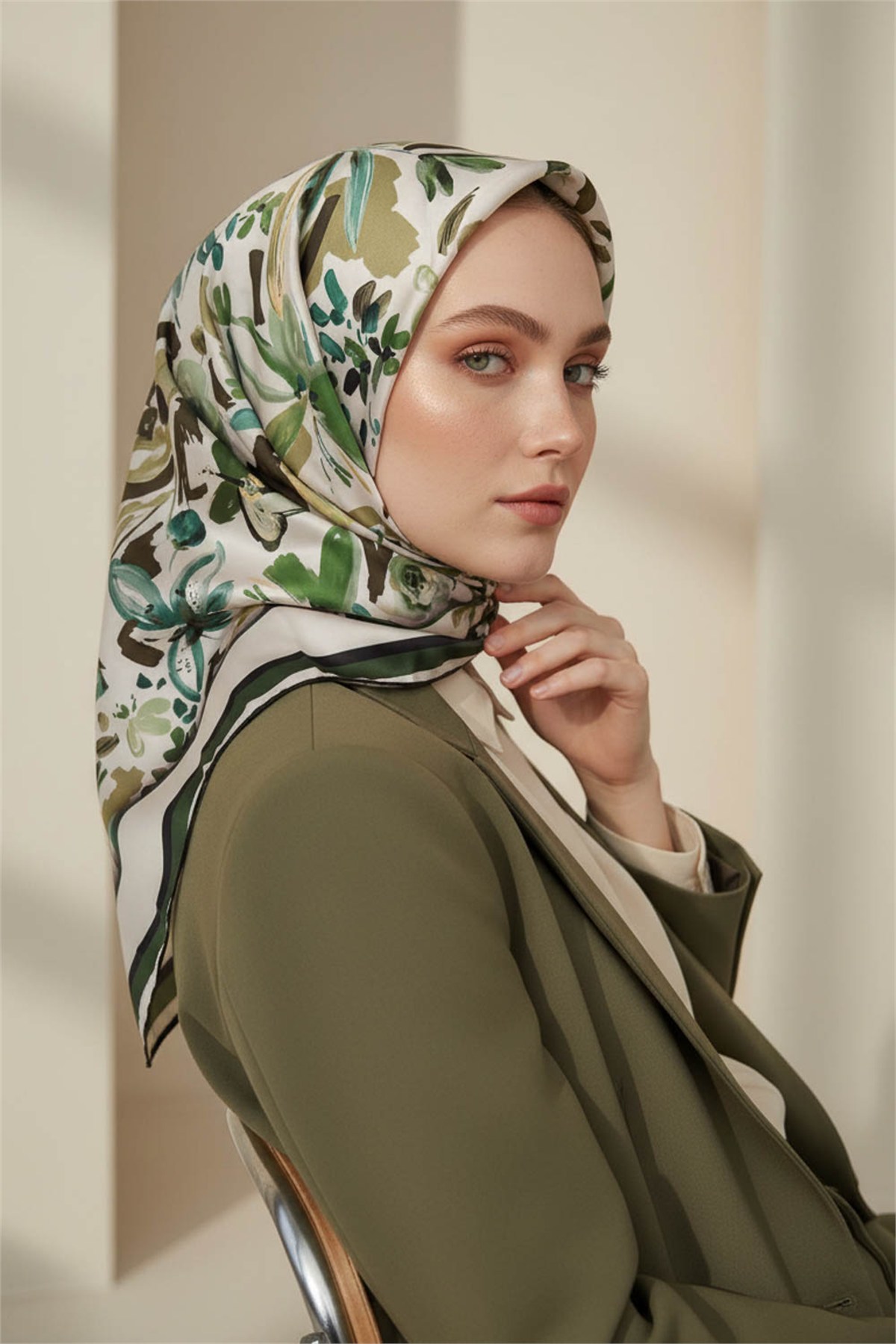 Rayon Çiçek Desenli Zümrüt Yeşili Renkli 90x90 Dikim Şekli : El Dikişi Eşarp (İpek İçermez)