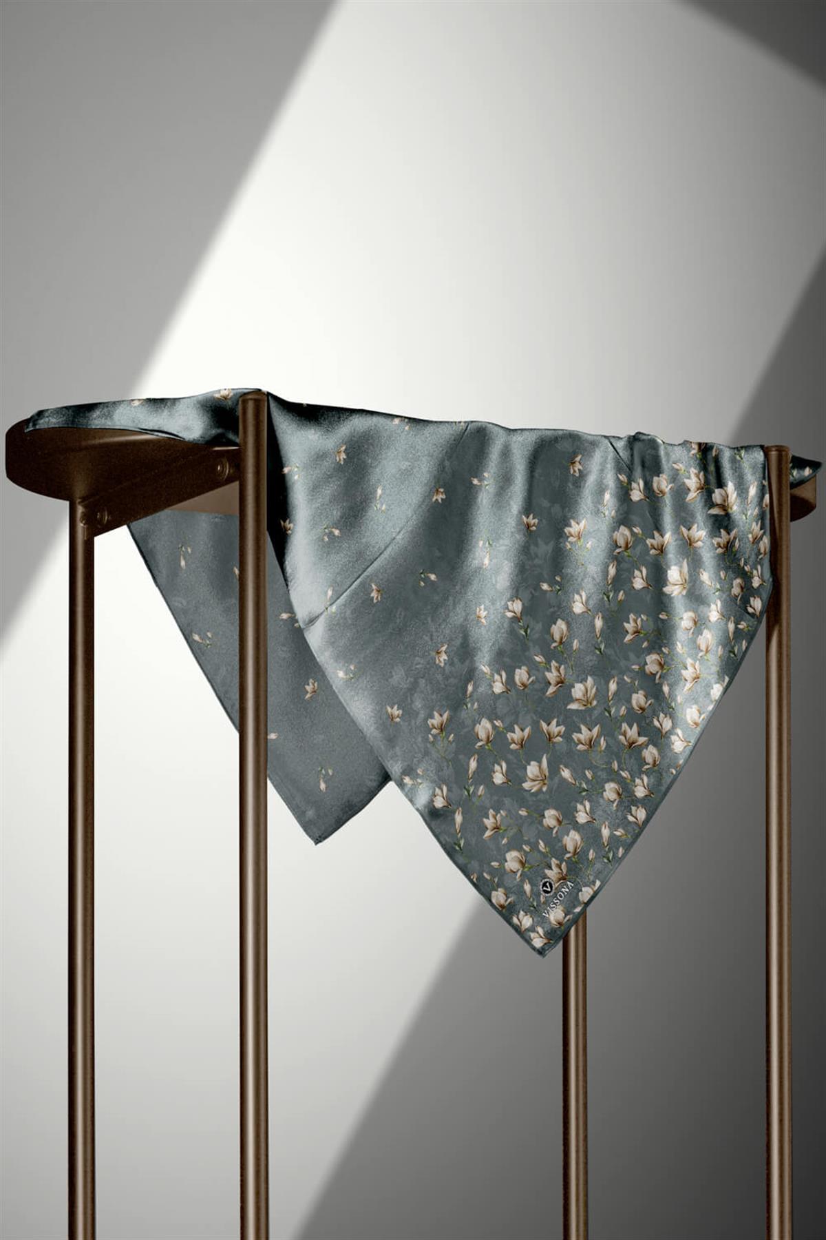 %100 Twill İpek Çiçek Desenli Mint Yeşili Renkli 90x90 Eşarp Dikim Şekli : El Dikişi