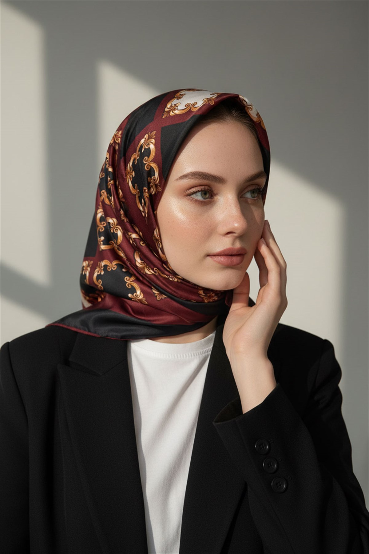 Twill Gold Detaylı Kare Desenli Siyah - Bordo Renkli 90x90 Eşarp (İpek İçermez) Kenar Dikiş Şekli El Dikişli