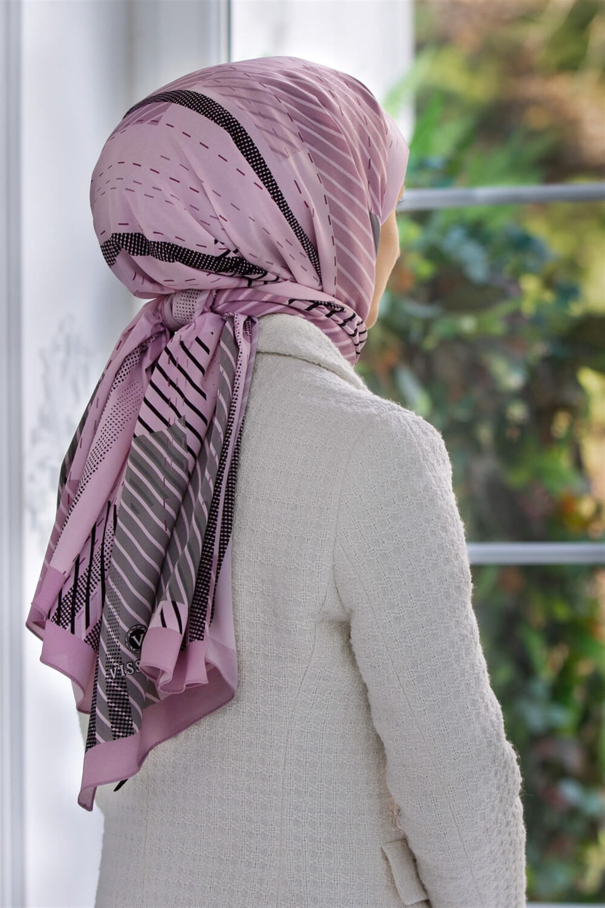 KREP ÇİZGİLİ DESENLİ PUDRA - GRİ RENKLİ 75X195 KIRIŞMAZ ŞAL