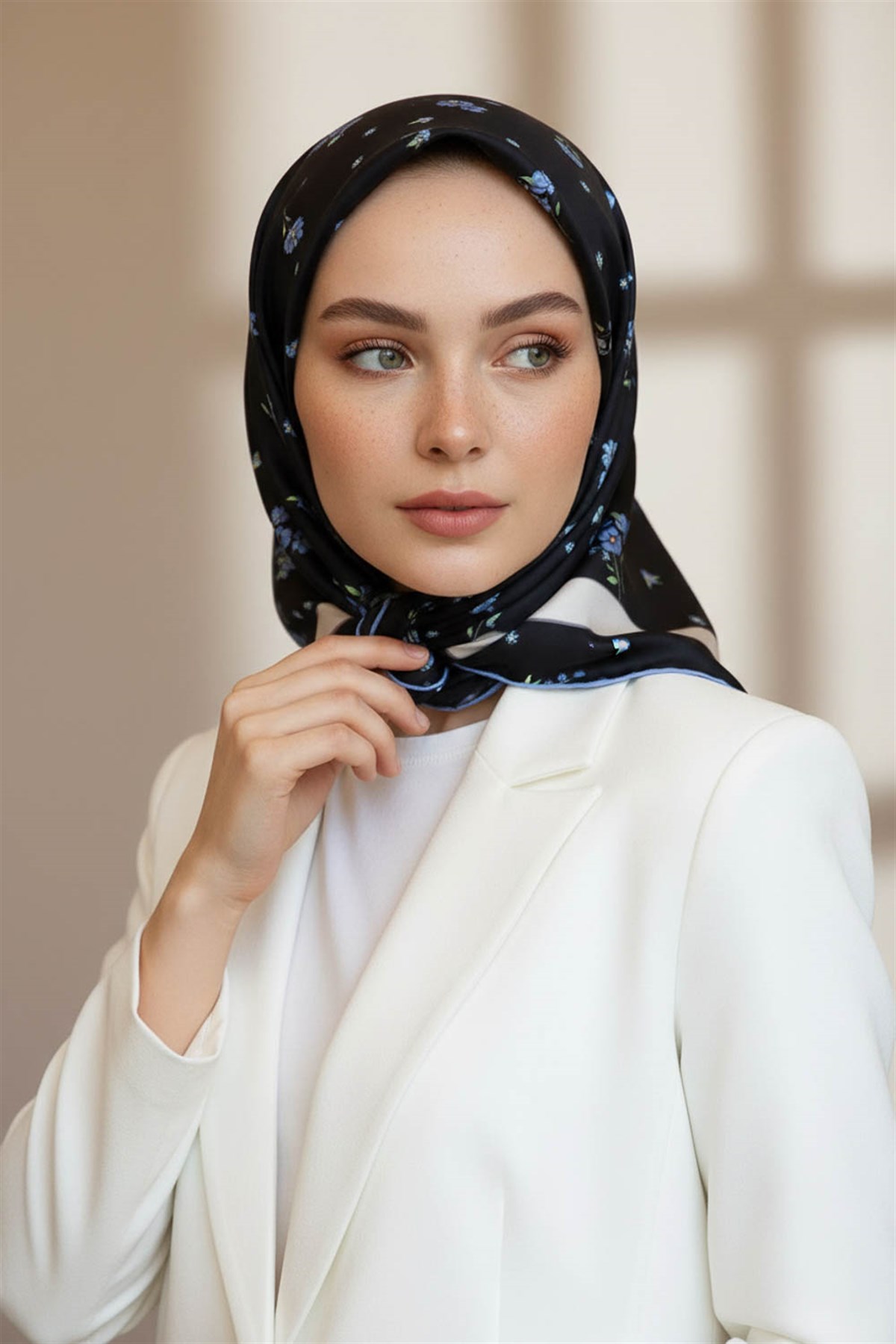 100% Twill İpek Bordürlü Çıtır Çiçek Desenli Siyah - İndigo Renkli 90x90 Dikim Şekli : El Dikişi Eşarp