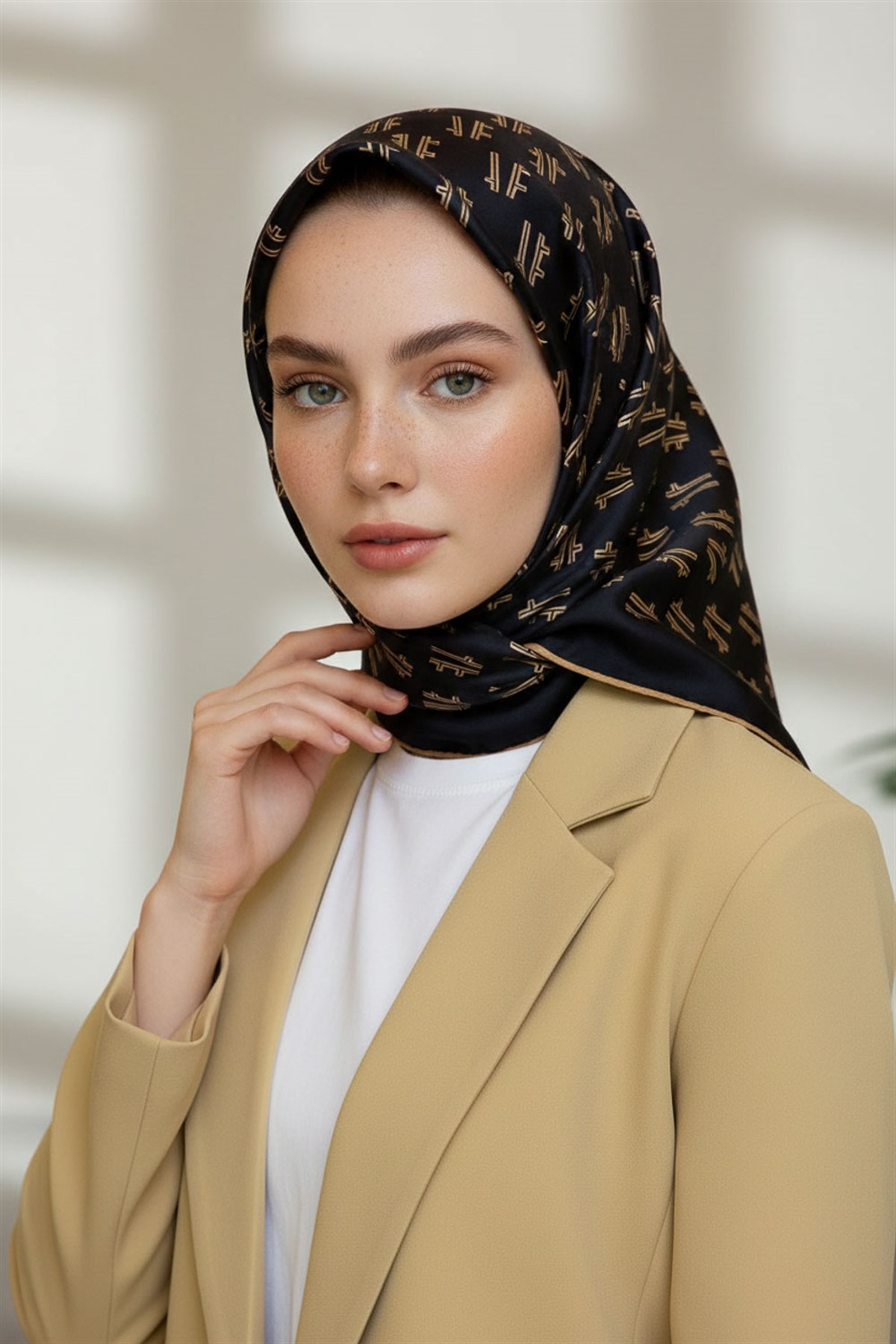 % 57 İPEK % 43 VİSKON Twill İpek Geometrik Desenli Siyah - Gold Renkli 90x90 Eşarp Dikim Şekli : El Dikişi