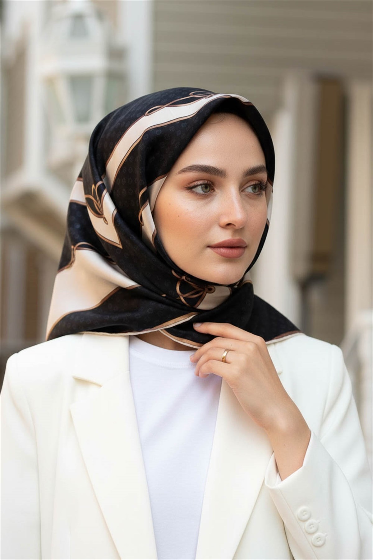 %100 Twill İpek Puantiyeli ve Geometrik Desenli Siyah - Krem Renkli 90x90 Eşarp Dikim Şekli : El Dikişi