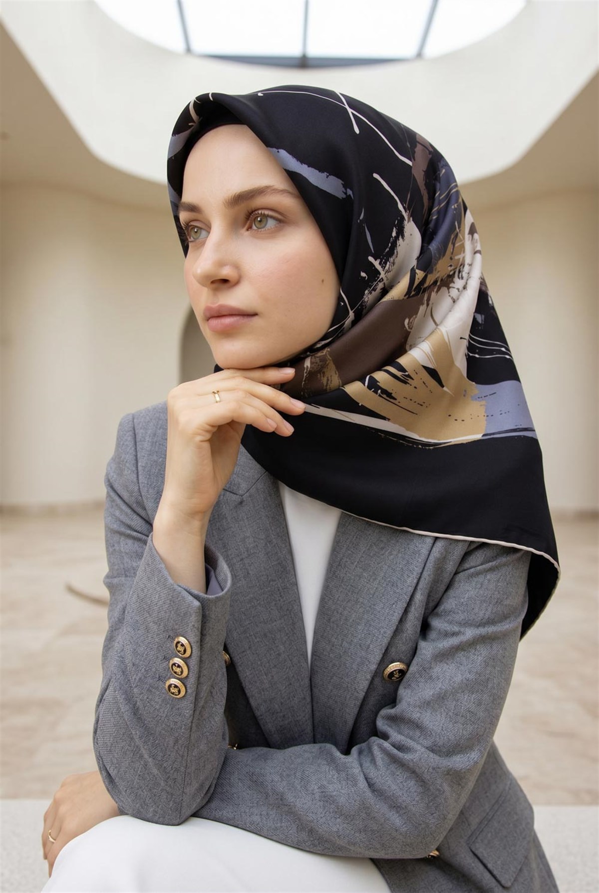 %100 Twill İpek Geometrik Desenli Bej - Gri Renkli 90x90 Eşarp Dikim Şekli : El Dikişi