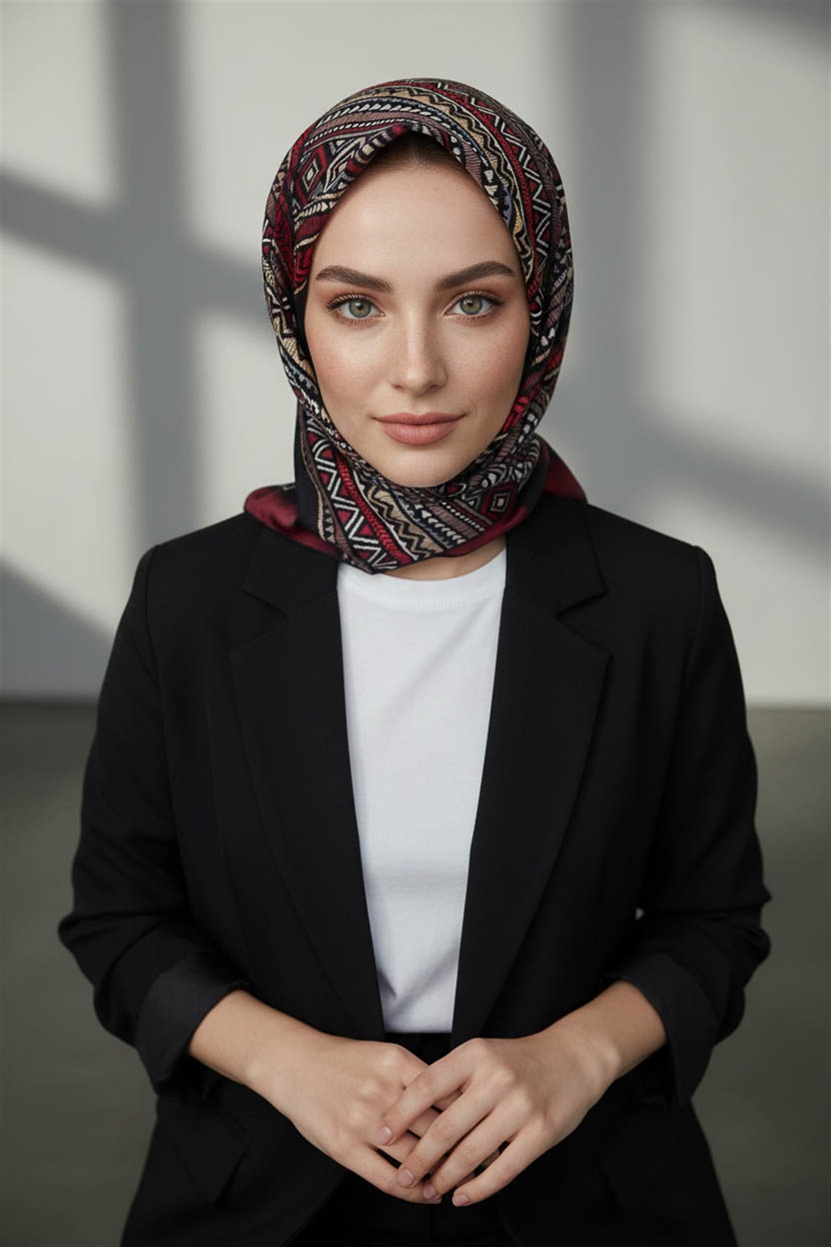 %100 Twill İpek Etnik Desenli Siyah - Bordo Renkli 90x90 Eşarp Dikim Şekli : El Dikişi