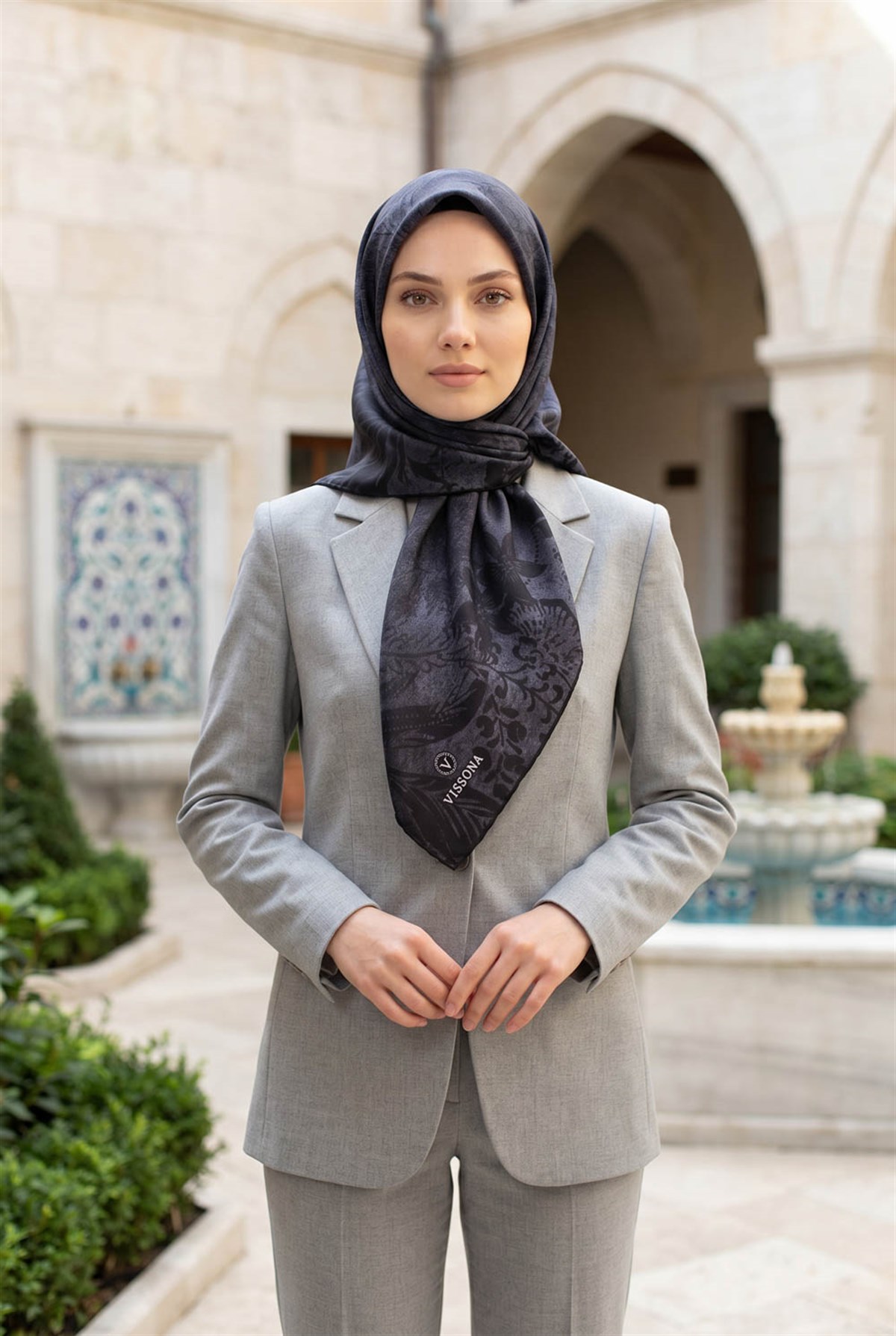 % 57 İpek % 43 Viskon Twill İpek Degradeli Yaprak  Desenli Gri Renkli 90x90 Eşarp Dikim Şekli : El Dikişi