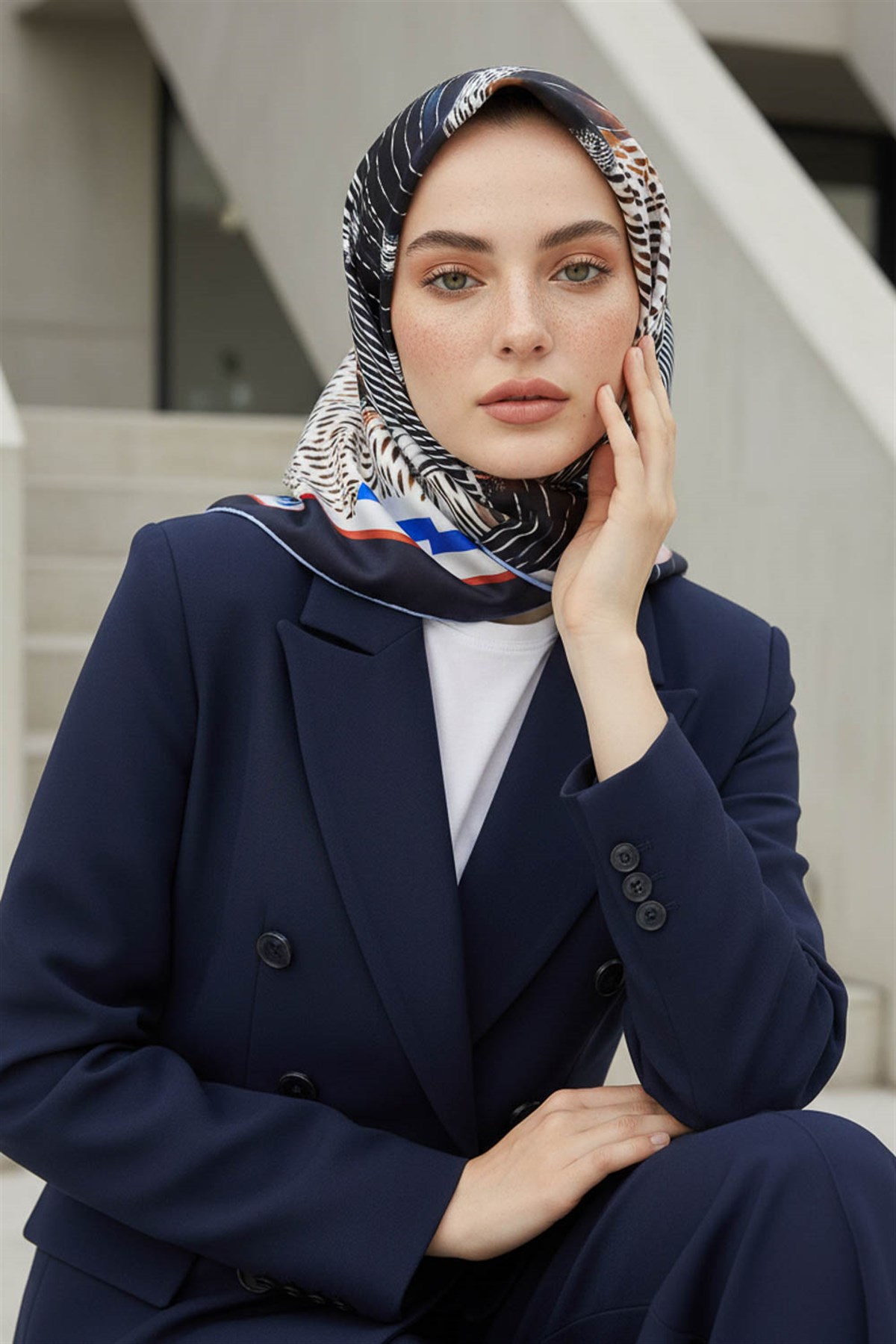 %100 Twill İpek Geometrik Desenli Lacivert - Kırmızı Renkli 90x90 Eşarp Dikim Şekli : El Dikişi