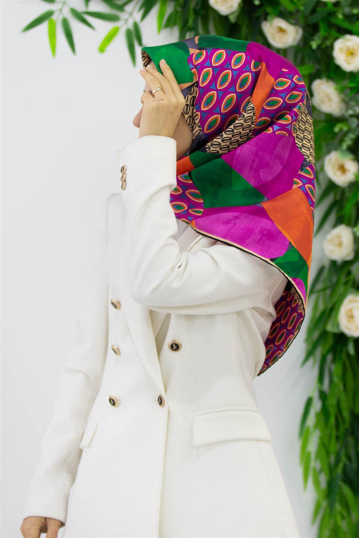 %100 Twill İpek Geometrik Desenli Fuşya - Zümrüt Yeşili Renkli 90x90 Eşarp Eşarp Kenar Dikiş Şekli El Dikişli