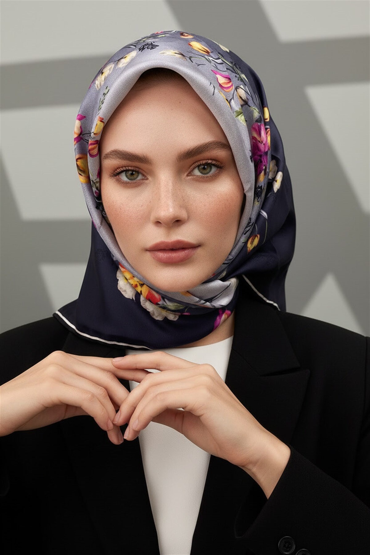 %100 Twill İpek Sonsuz Çiçek Desenli Siyah Renkli 90x90 Eşarp Dikim Şekli : El Dikişi