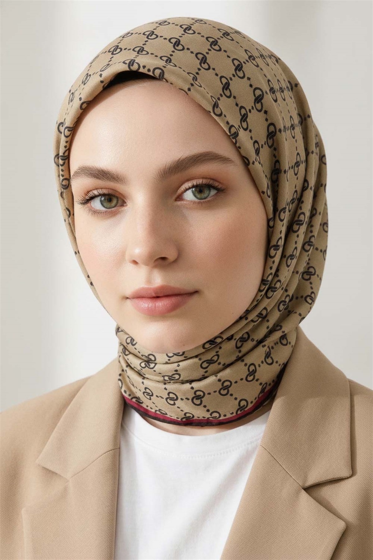 %100 Twill İpek Geometrik Desenli Siyah - Bej Renkli 90x90 Eşarp Dikim Şekli : El Dikişi