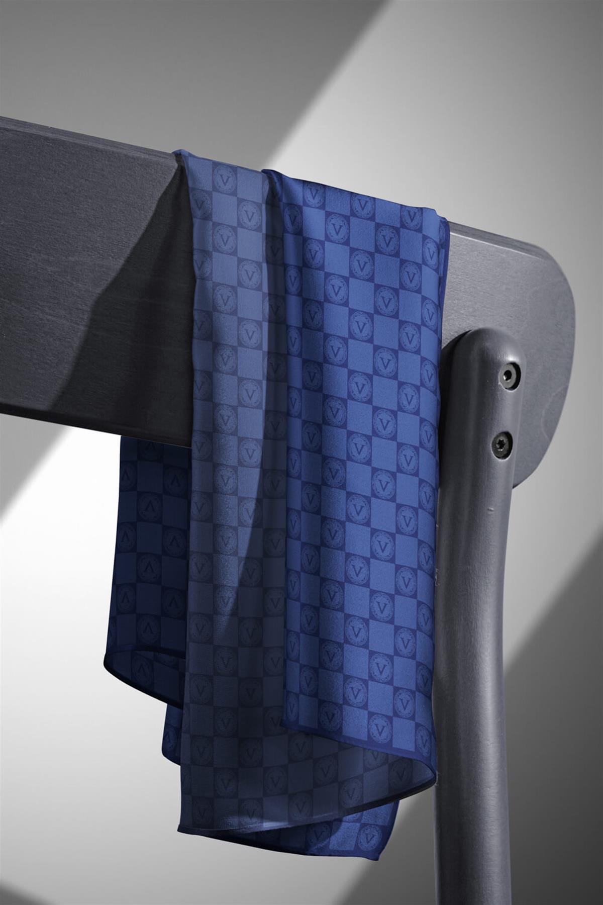 %100 Twill İpek Monogram Desenli İndigo Renkli 90x90 Eşarp Dikim Şekli : El Dikişi