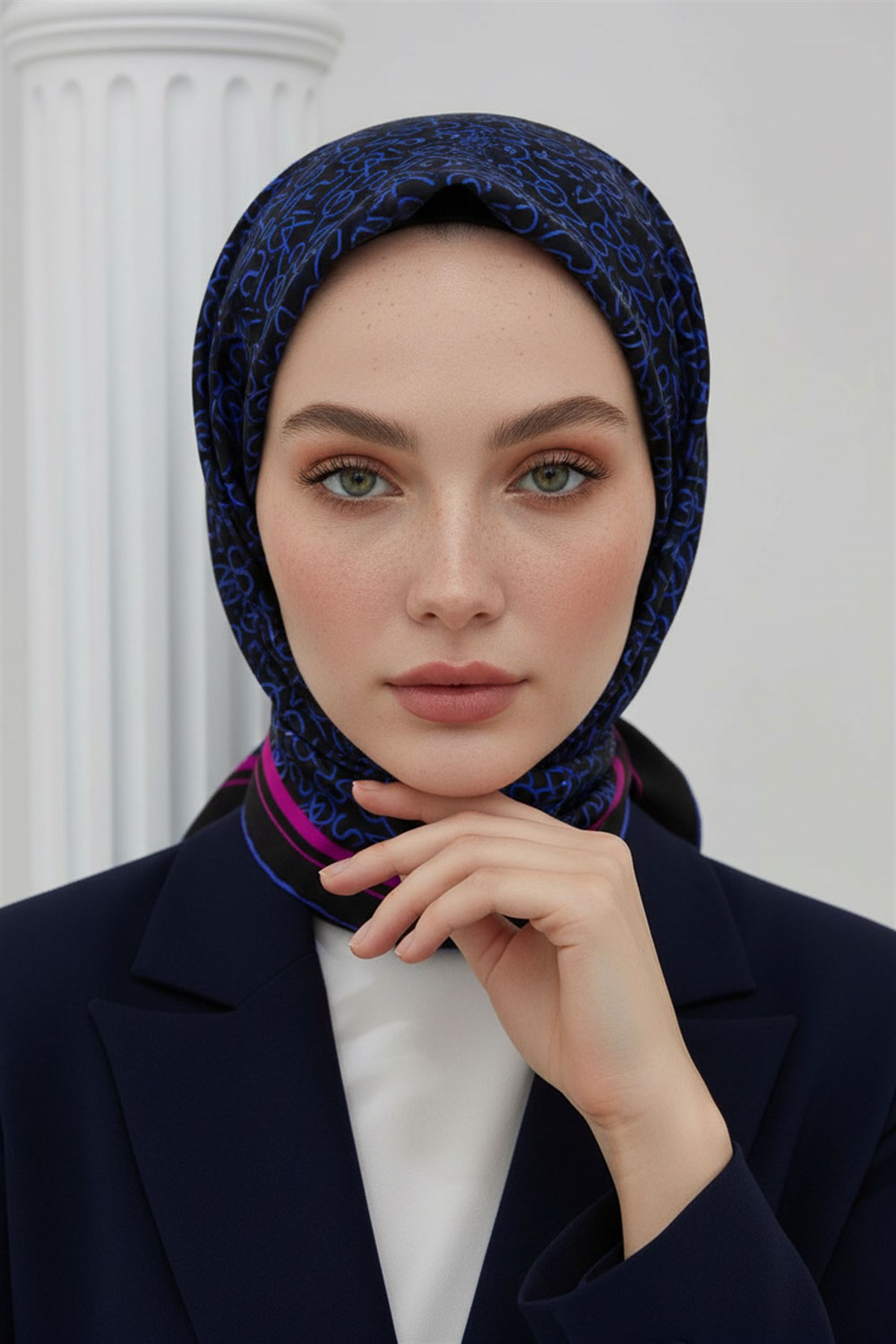 %100 Twill İpek Harf Desenli Siyah - Saks Renkli 90x90 Eşarp Dikim Şekli : El Dikişi