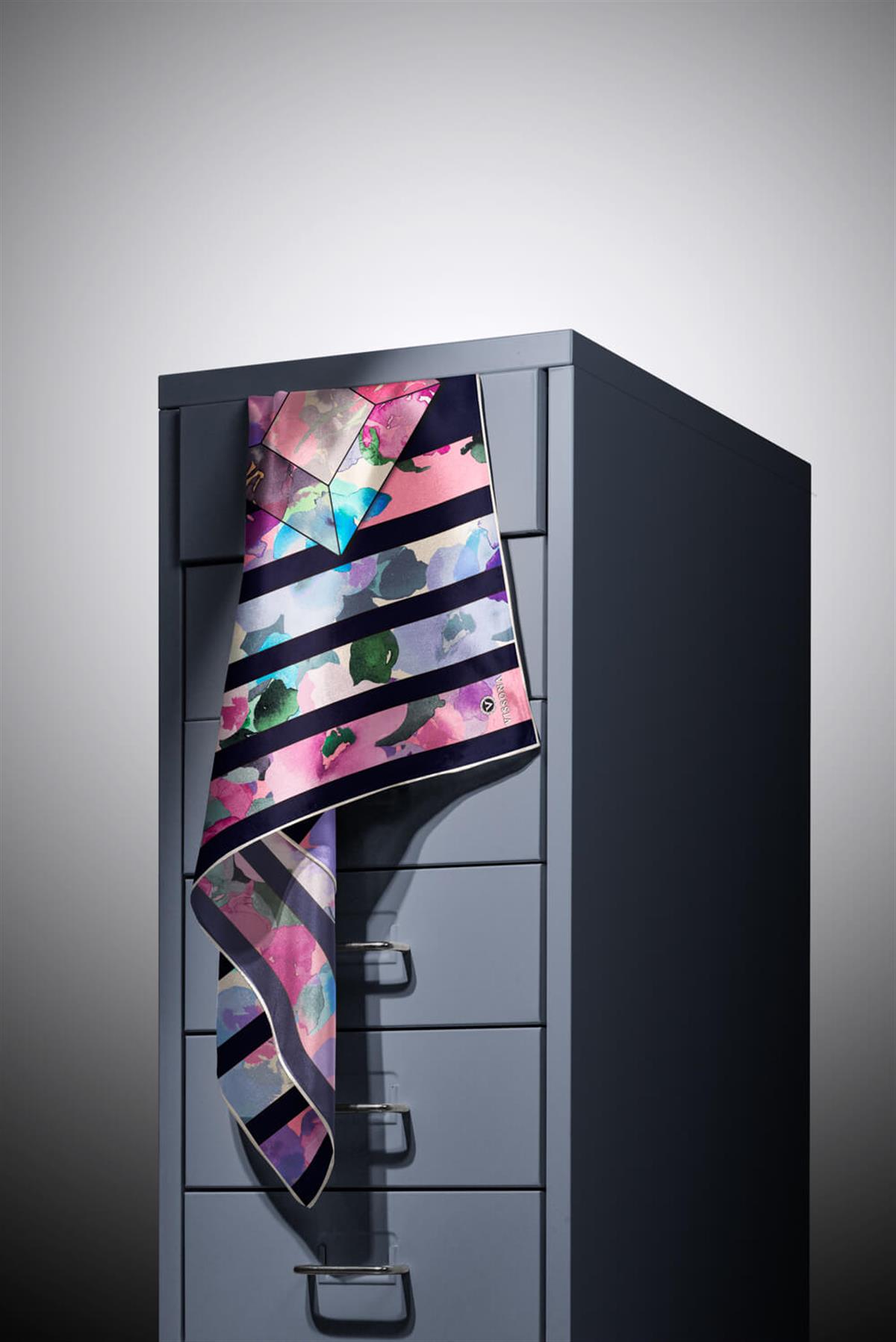 %100 Twill İpek Bahar Çiçekleri Desenli Lacivert - Fuşya Renkli 90x90 Eşarp Kenar Dikiş Şekli El Dikişli