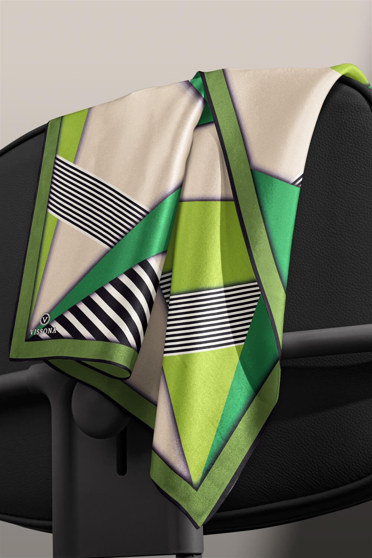 %100 Twill İpek Çizgili ve Geometrik Desenli Zümrüt Yeşili - Haki Renkli 90x90 Eşarp Dikim Şekli : El Dikişi