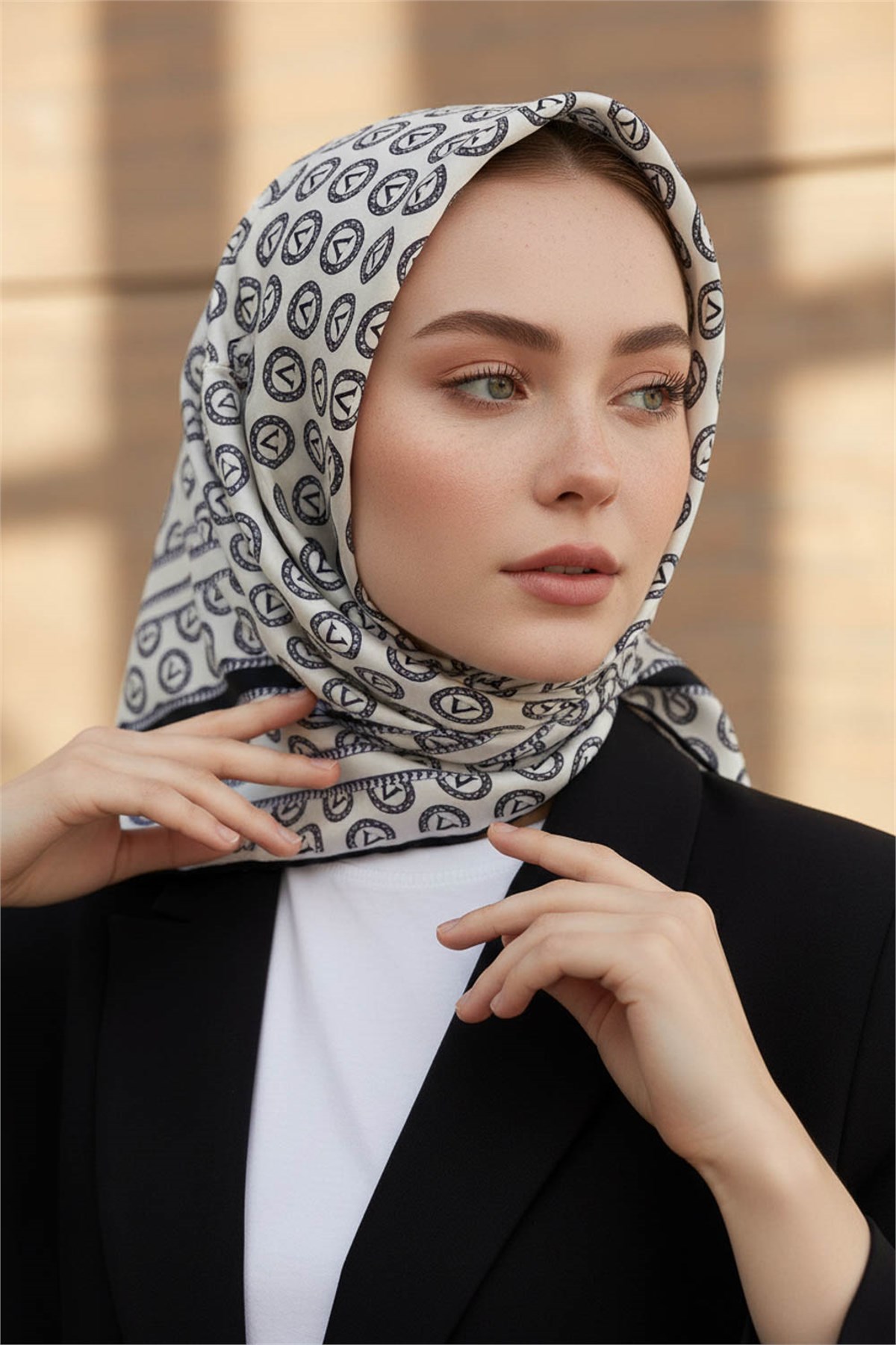 %100 Twill İpek Monogram Desenli Krem - Siyah Renkli 90x90 Eşarp Dikim Şekli : El Dikişi
