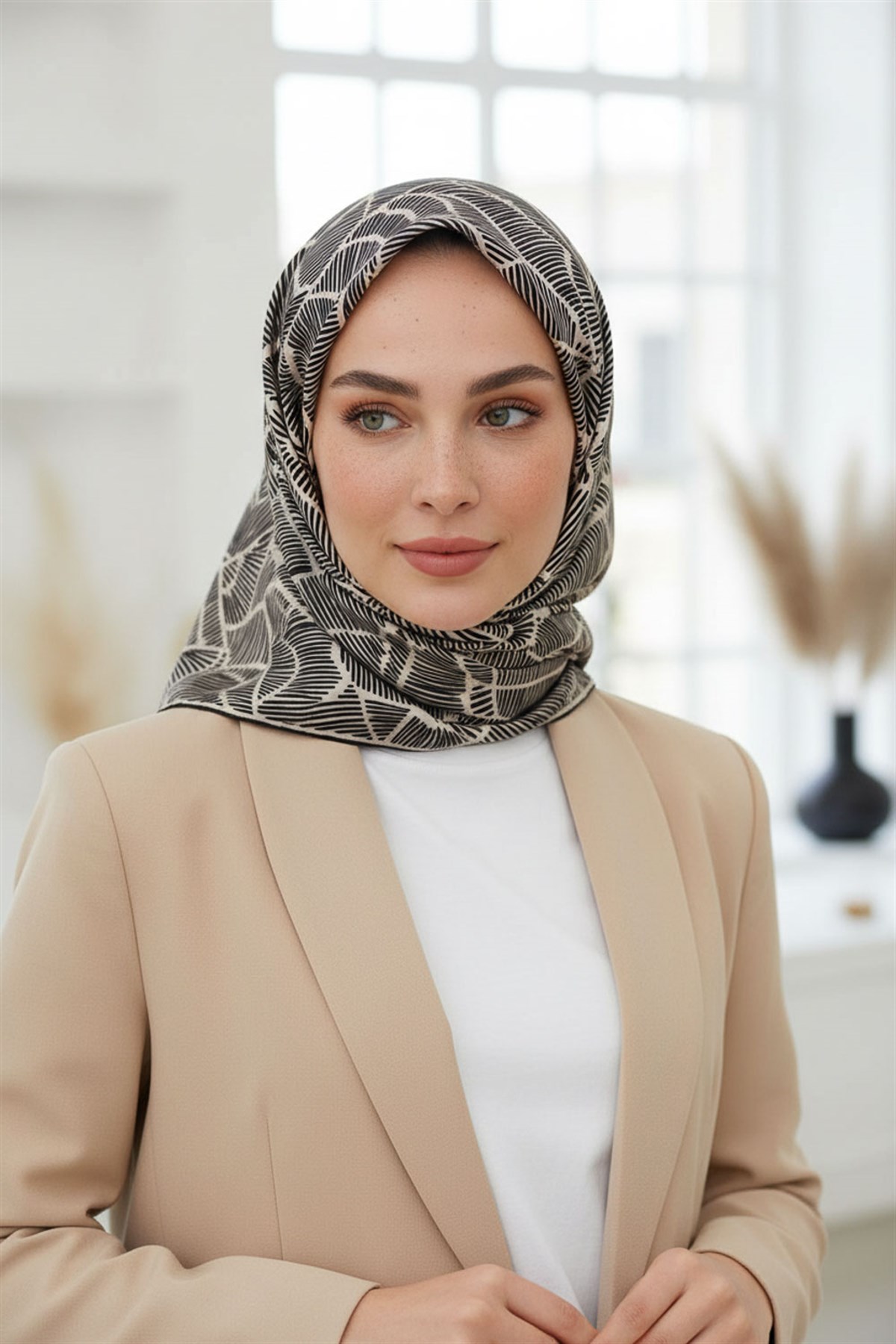 %100 Twill İpek Geometrik Desenli Siyah - Krem Renkli 90x90 Eşarp Dikim Şekli : El Dikişi