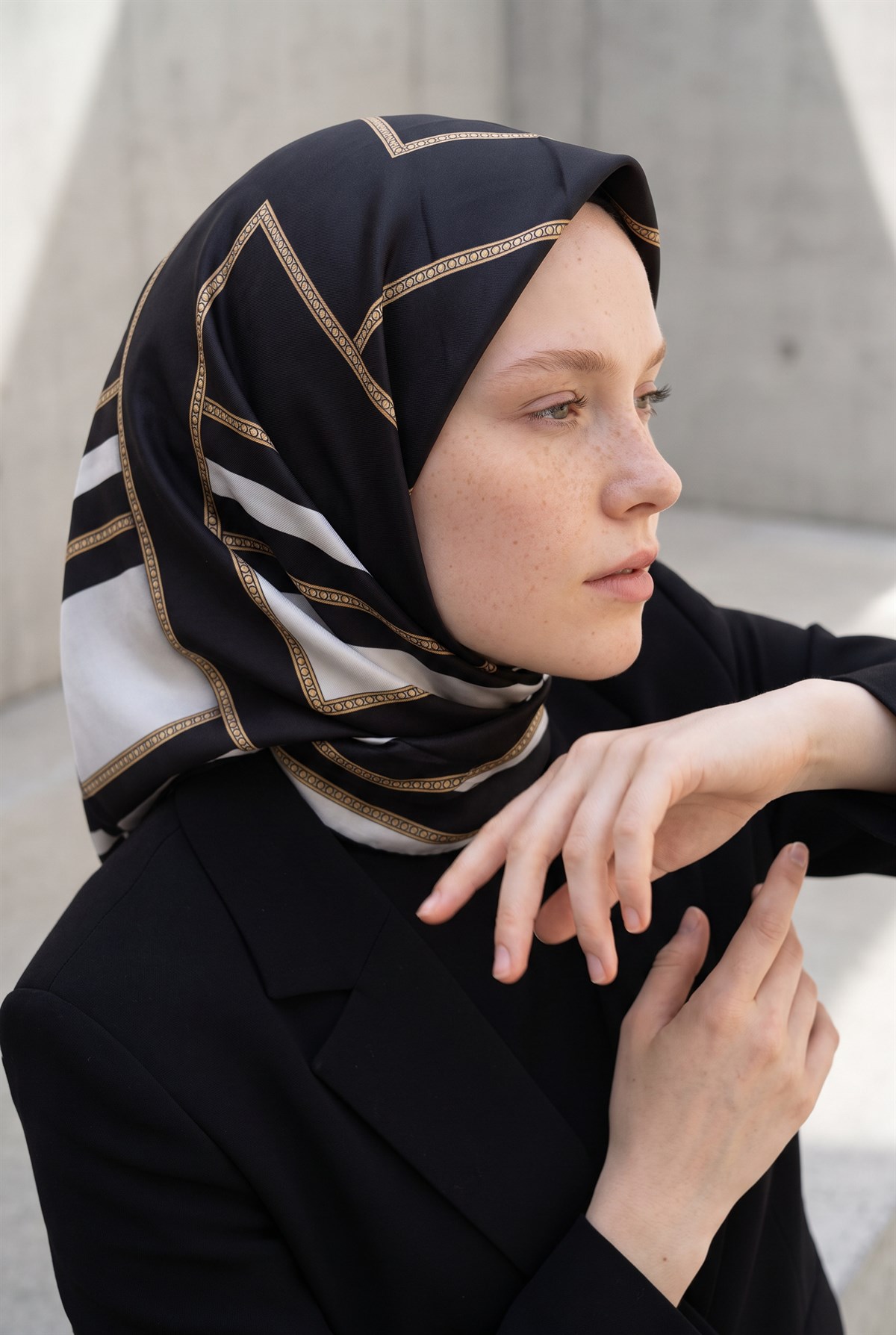 %100 Twill İpek Geometrik Desenli Siyah - Krem Renkli 90x90 Eşarp Dikim Şekli : El Dikişi