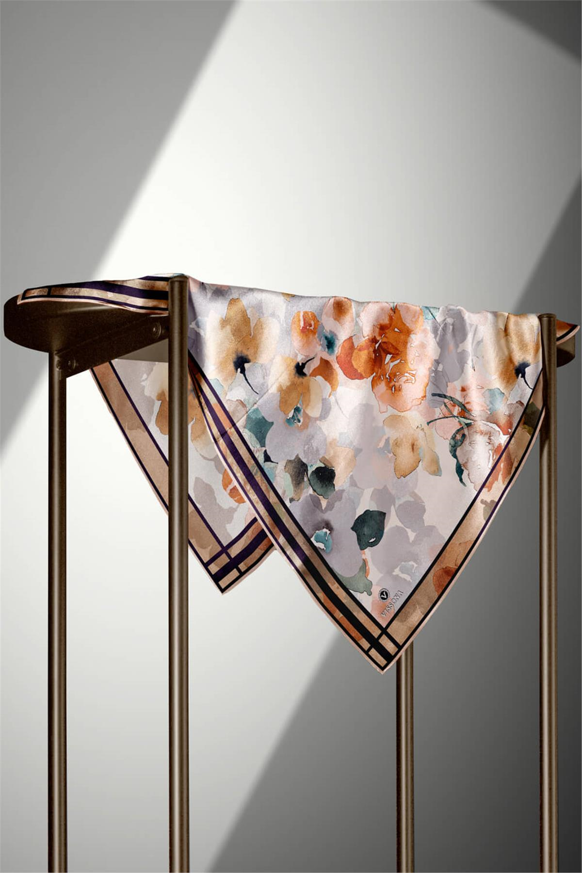 % 57 İPEK % 43 VİSKON Twill İpek Sulu Boyalı Çiçek Desenli Vizon - Turuncu Renkli 90x90 Eşarp Dikim Şekli : El Dikişi