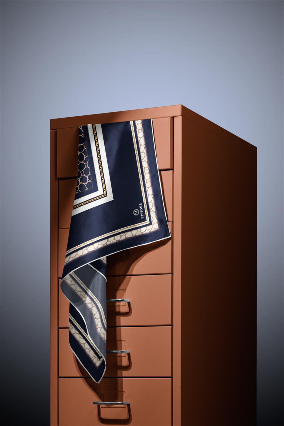 %100 Twill İpek Gold Halka Desenli Lacivert - Krem Renkli 90x90 Eşarp Dikim Şekli : El Dikişi