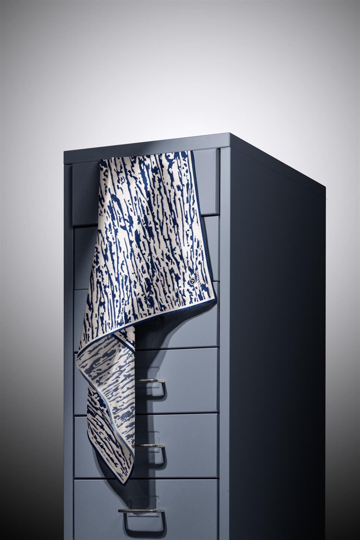 %100 Twill İpek Çizgi Desenli Krem - Lacivert Renkli 90x90 Eşarp Dikim Şekli : El Dikişi