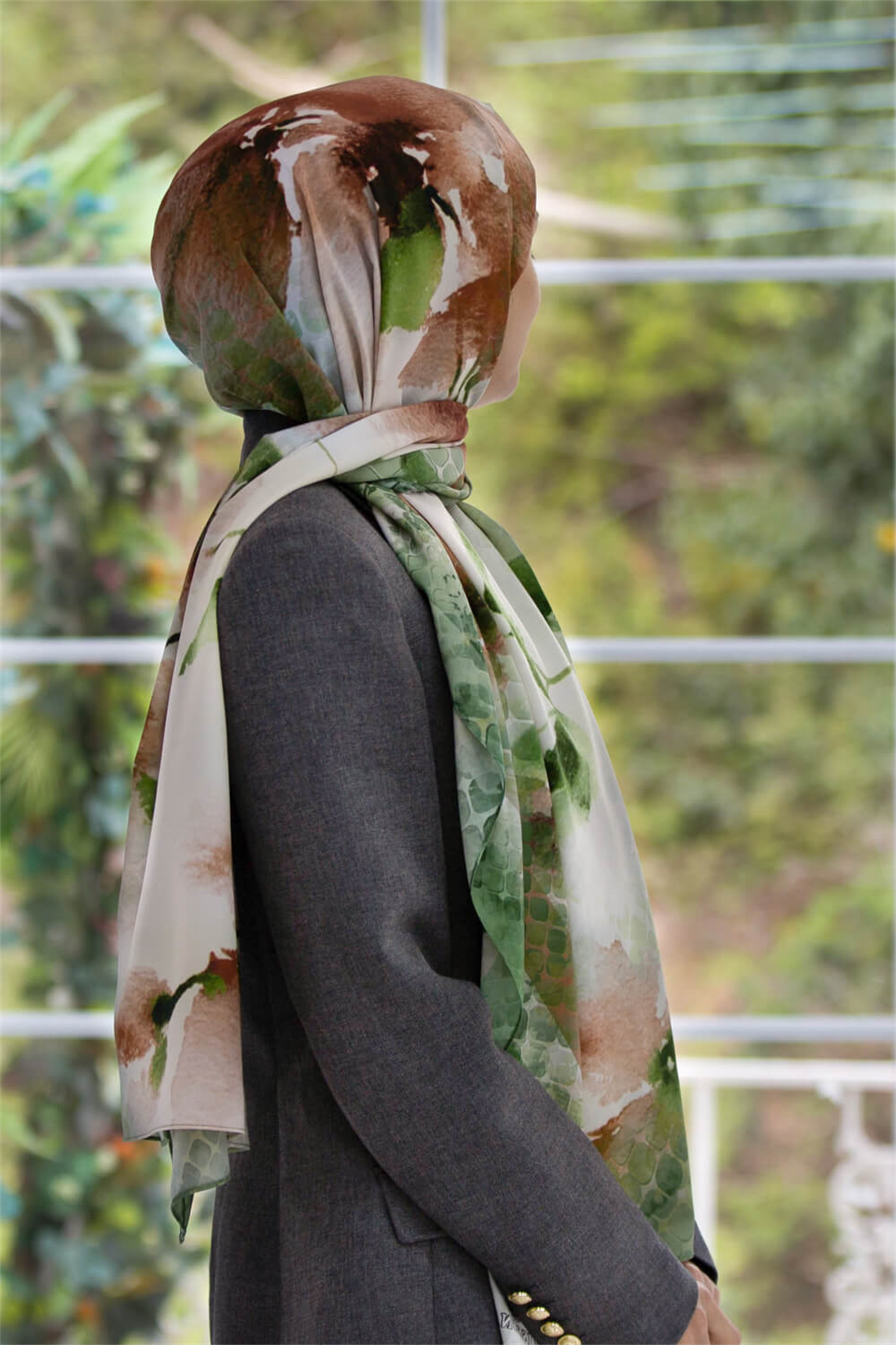 LÜKS MEDİNE SULU BOYA ÇİÇEK DESENLİ ZÜMRÜT YEŞİLİ RENKLİ 75X195 KIRIŞMAZ ŞAL MOSS KREP DİKİŞ TİPİ İTALYAN DİKİŞLİ