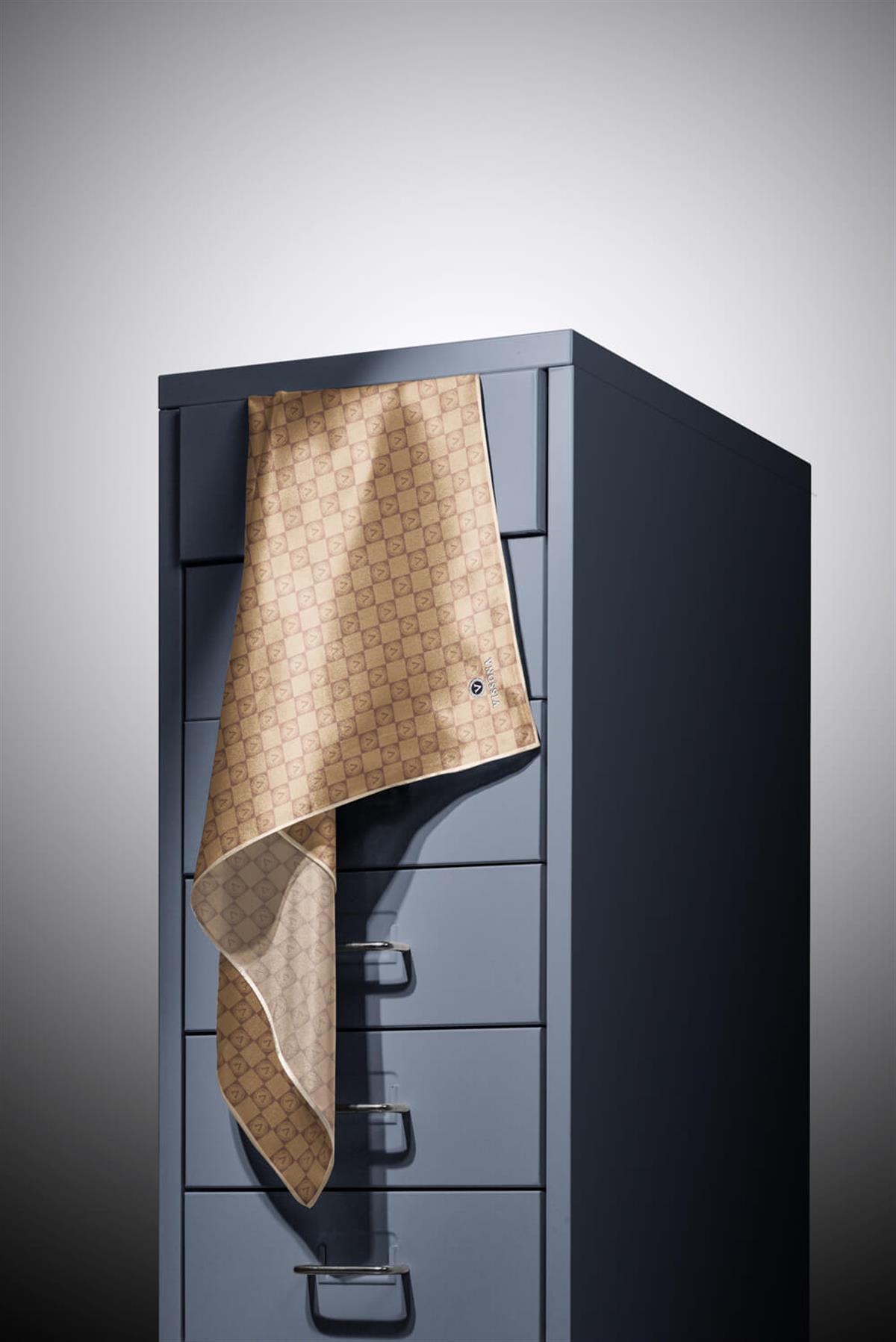 %100 Twill İpek Monogram Desenli Bej Renkli 90x90 Eşarp Dikim Şekli : El Dikişi