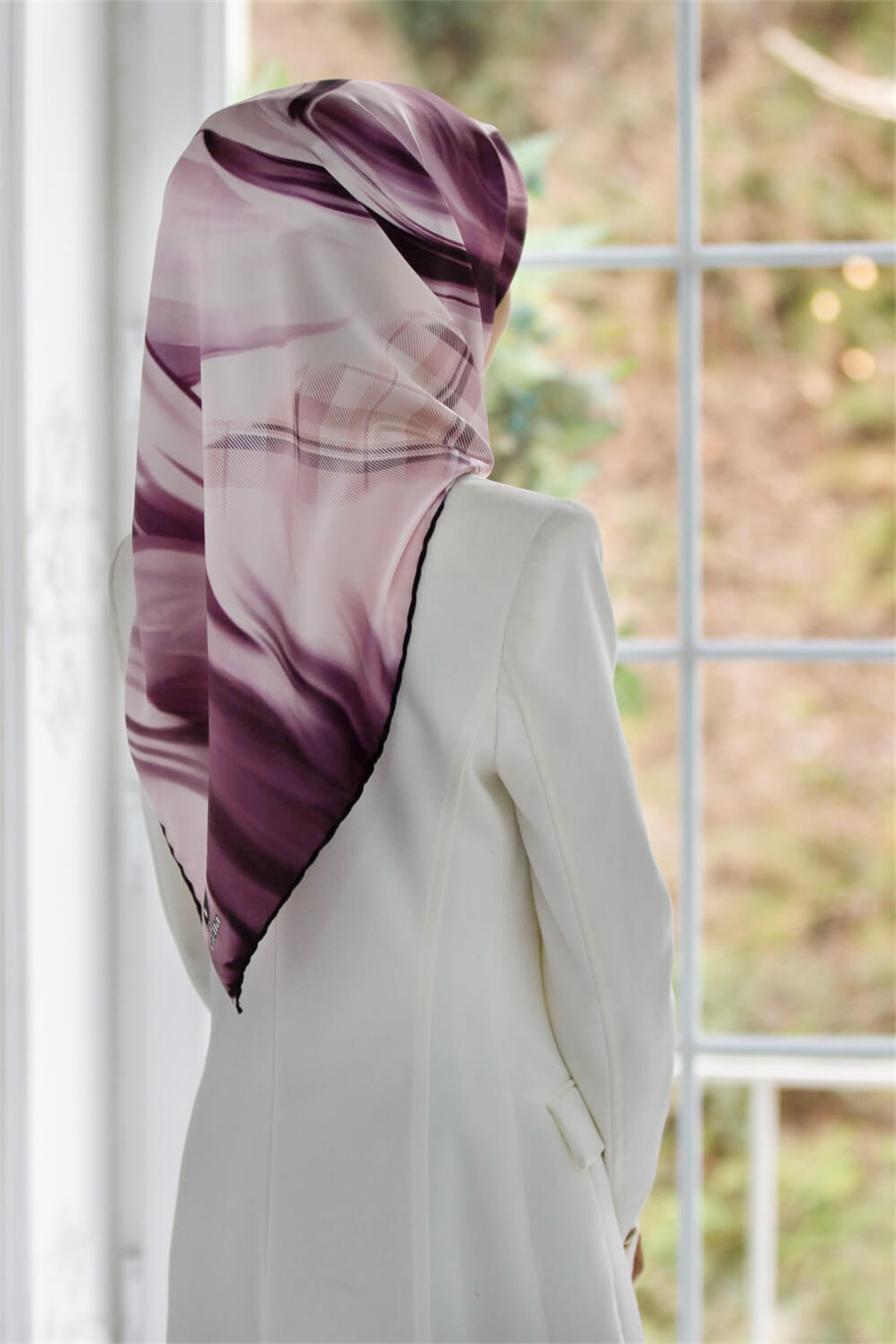 Twill Dalga ve Ekose Desenli Lila Renkli 90x90 Eşarp (İpek İçermez)Kenar Dikiş Şekli El Dikişli