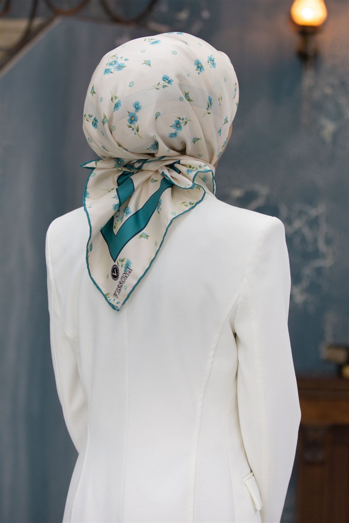 100% Twill İpek Bordürlü Çıtır Çiçek Desenli Petrol Yeşili Renkli 90x90 Dikim Şekli : El Dikişi Eşarp