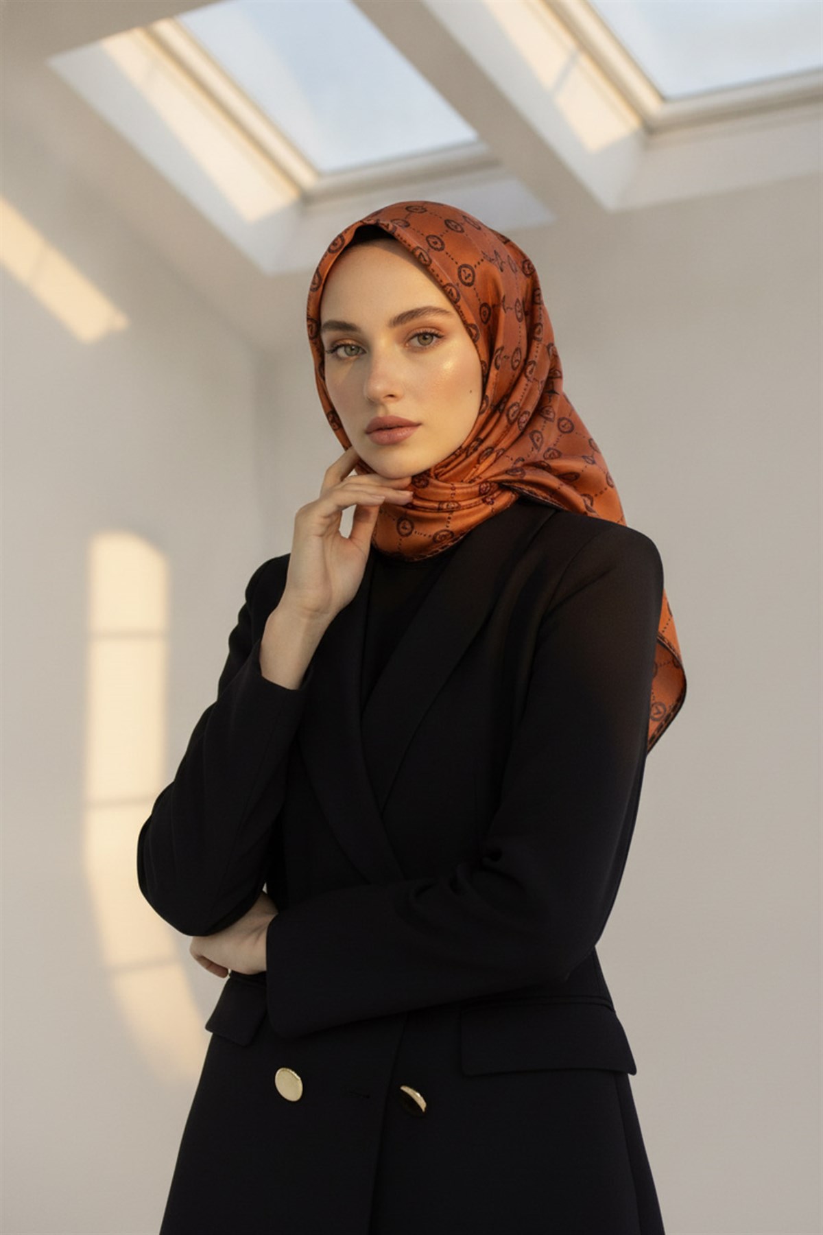 %100 Twill İpek Monogram Desenli Taba - Siyah Renkli 90x90 Eşarp Dikim Şekli : El Dikişi