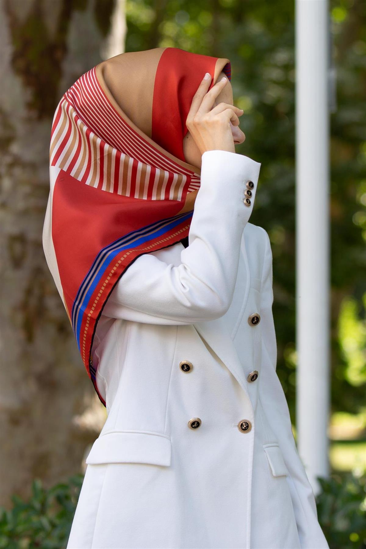 %100 Twill İpek Geometrik Desenli Kırmızı - Saks Renkli 90x90 Eşarp Dikim Şekli : El Dikişi