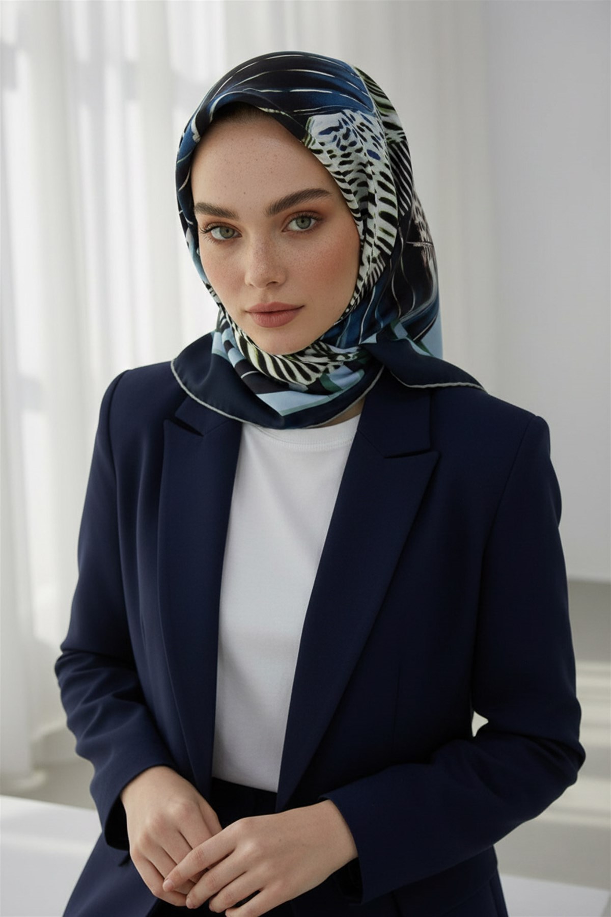 %100 Twill İpek Geometrik Desenli Petrol Mavisi - İndigo Renkli 90x90 Eşarp Dikim Şekli : El Dikişi