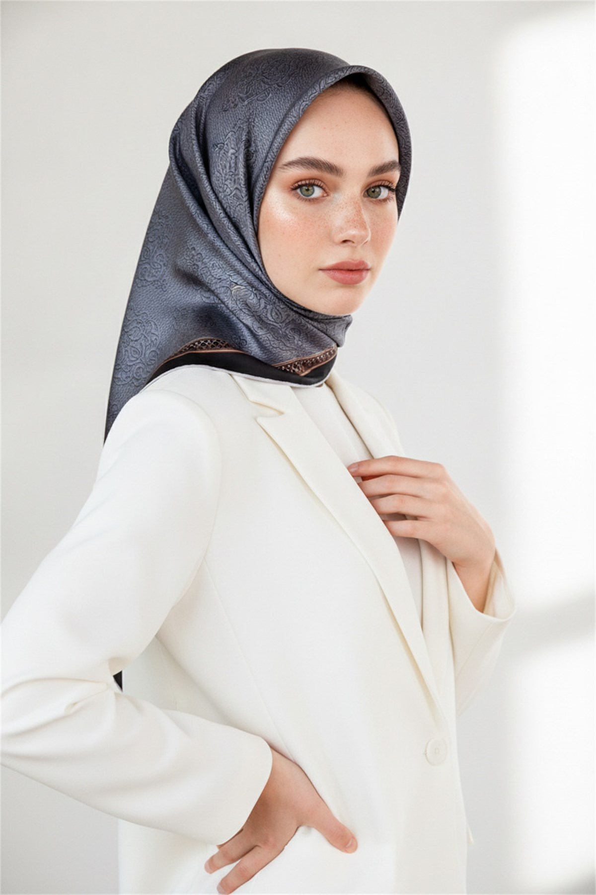 %100 Twill İpek Eşarp 90x90 Gümüş Barok Desenli El Dikişli Kadın Eşarp