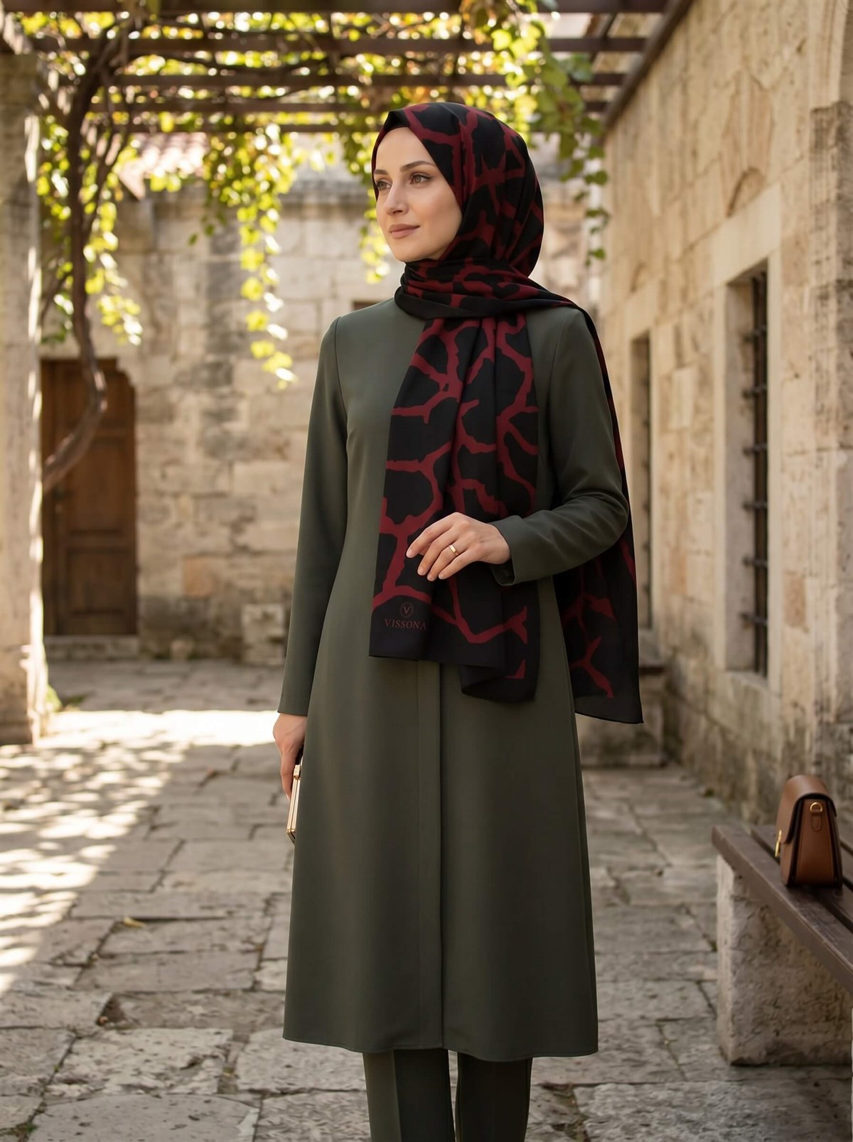 KREP TAŞ DESENLİ SİYAH - KIRMIZI RENKLİ 75X195 KIRIŞMAZ ŞAL