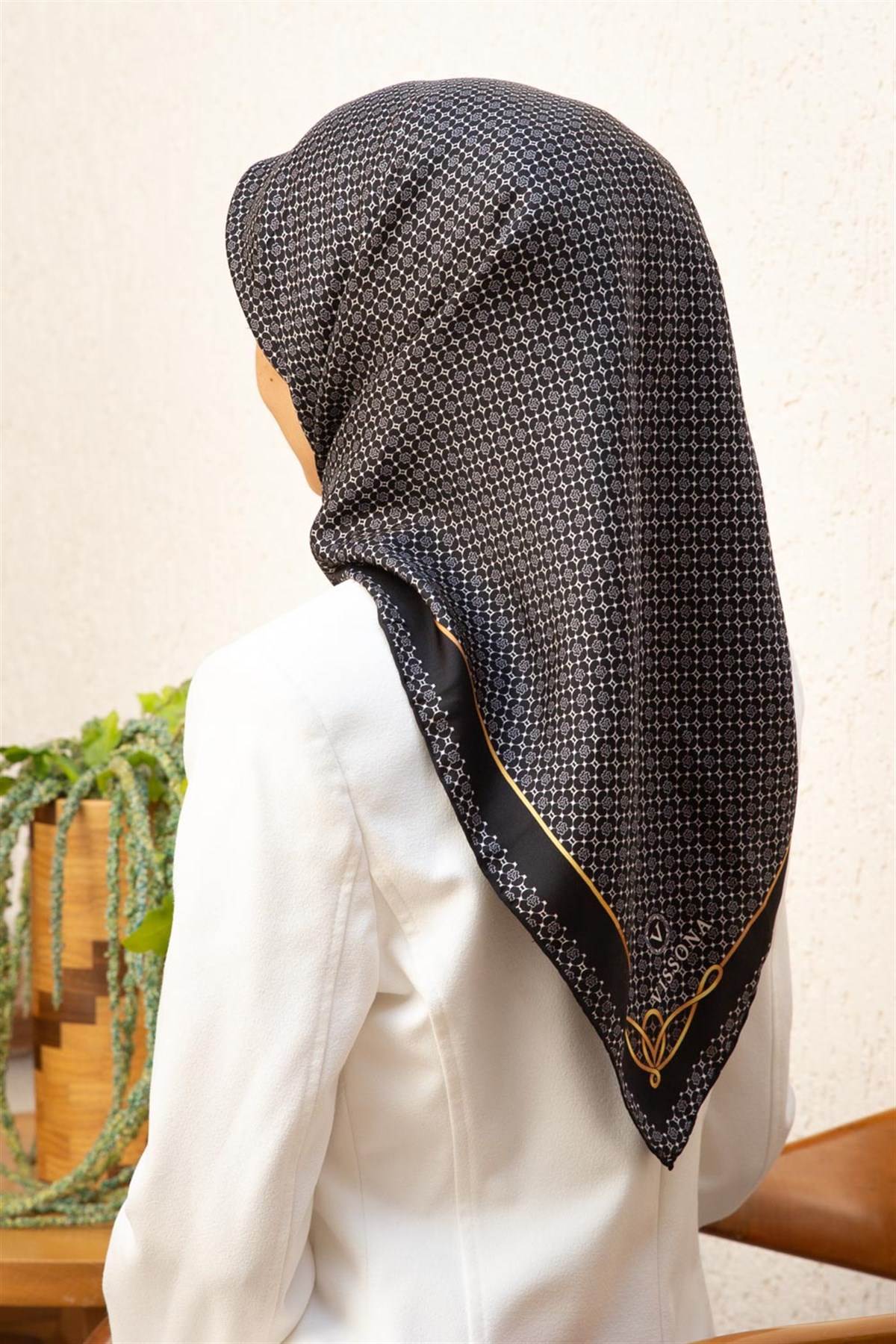 %100 Twill İpek Minik Motif Desenli Siyah - Siyah Renkli 90x90 Eşarp Dikim Şekli : El Dikişi