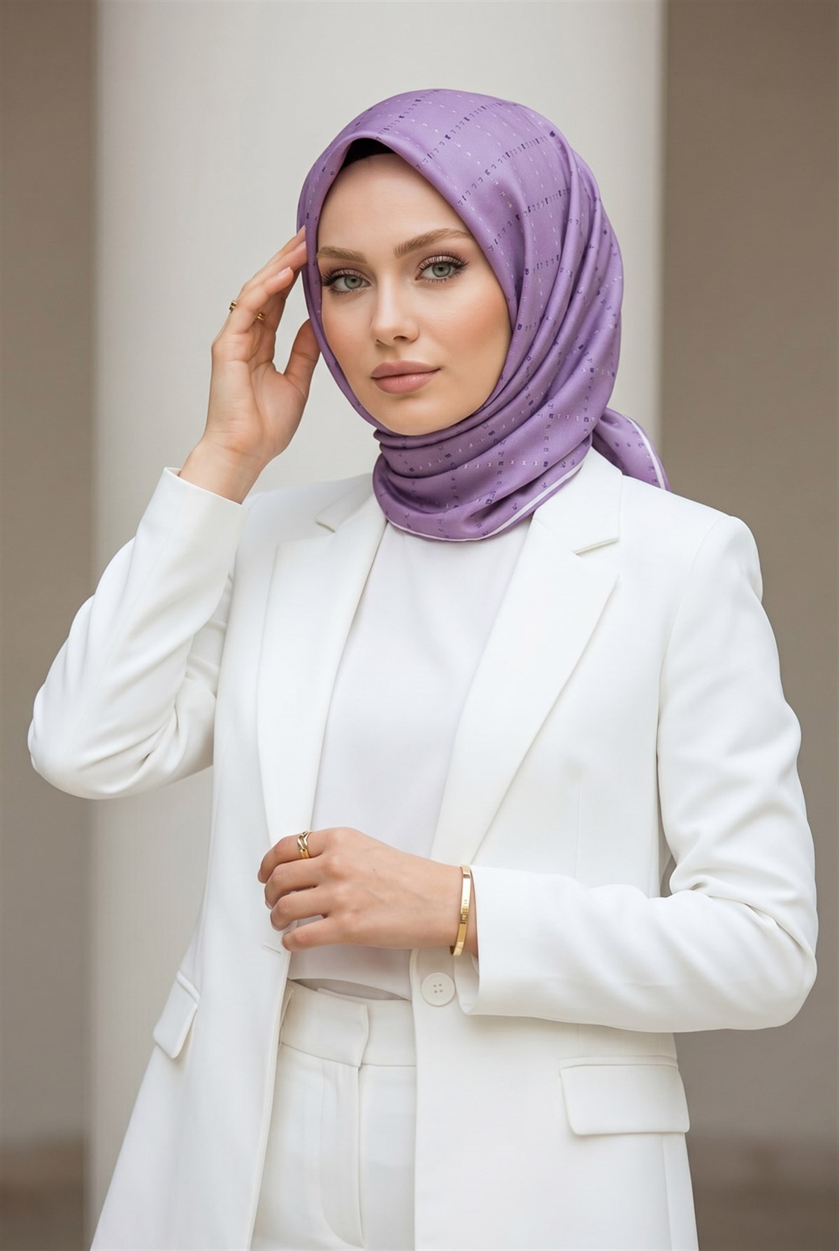 % 57 İPEK % 43 VİSKON Twill İpek Minik V Desenli Mor Renkli 90x90 Eşarp Dikim Şekli : El Dikişi