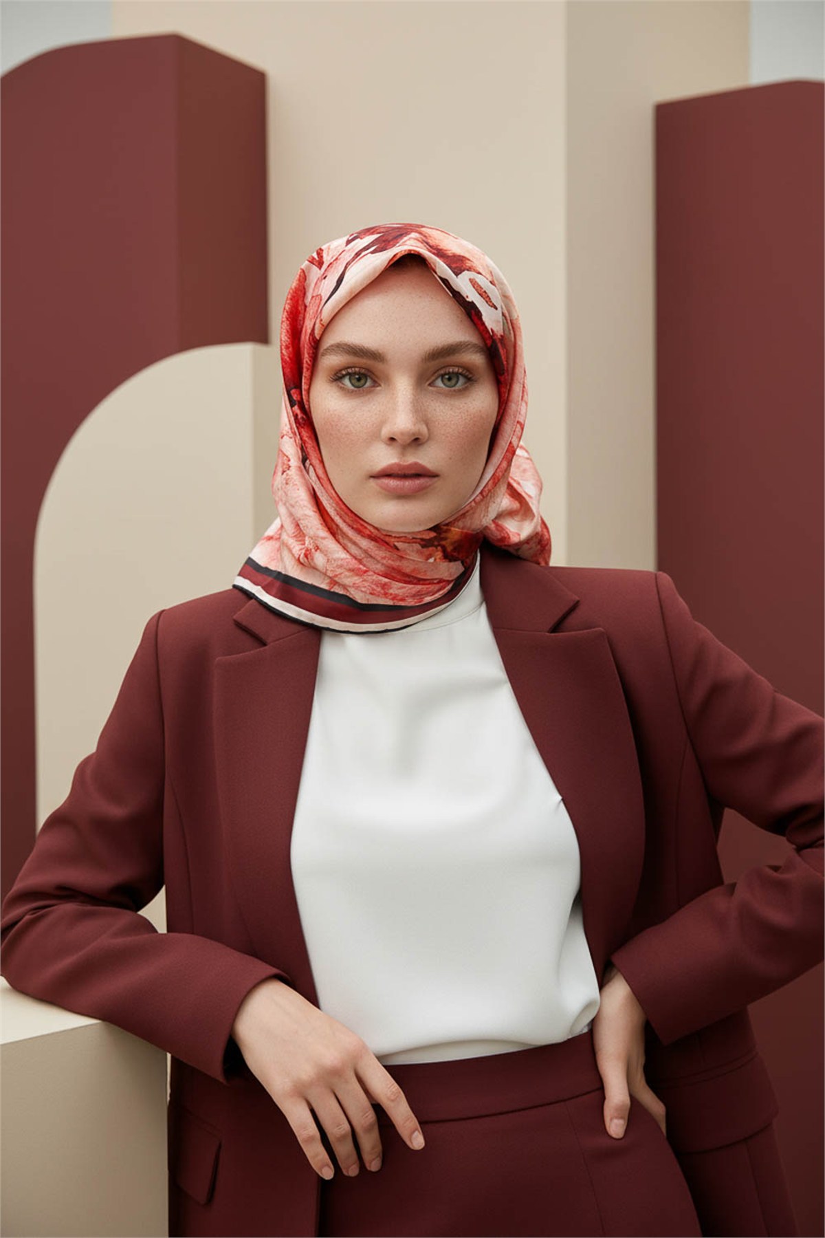 Rayon Sulu Boya Çiçek Desenli Bordo Renkli 90x90 Dikim Şekli : El Dikişi Eşarp (İpek İçermez)