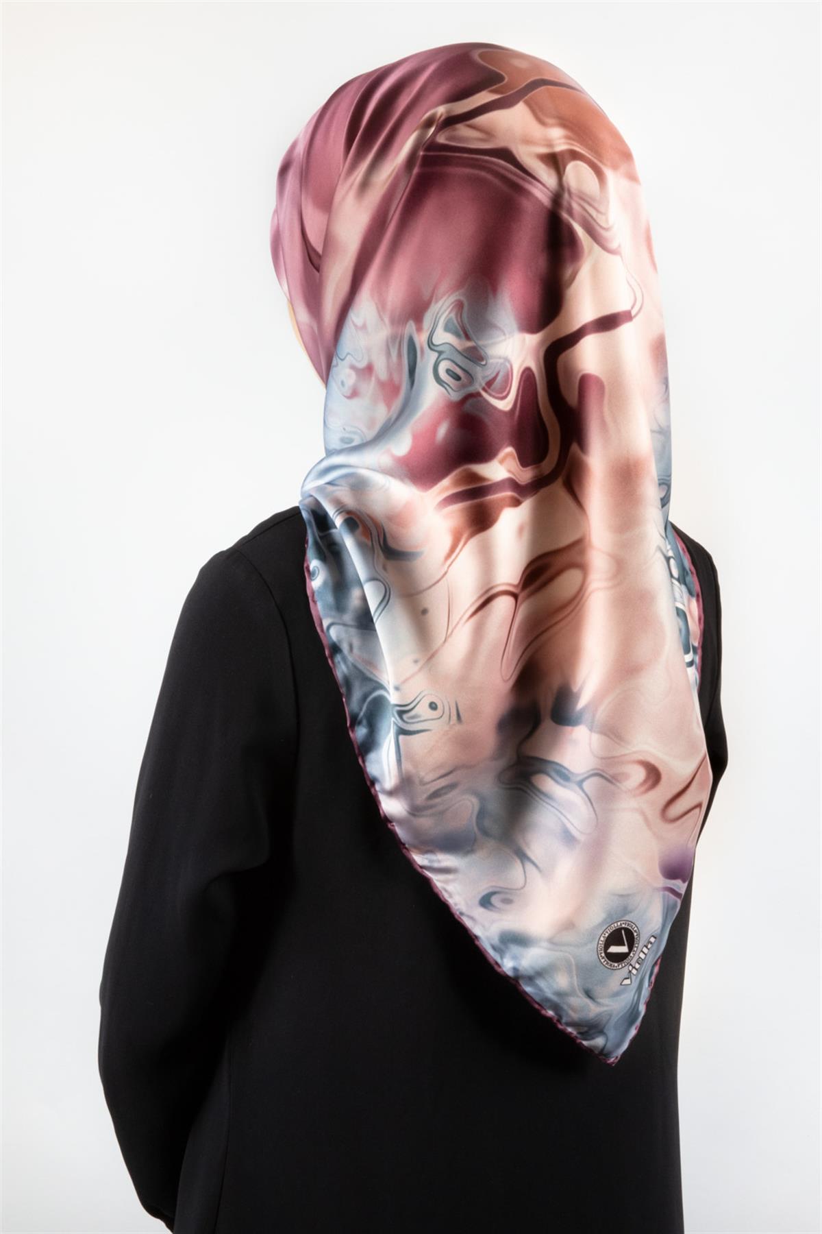 Rayon Batik Desenli Pembe Renkli 90x90 Dikim Şekli : El Dikişi Eşarp (İpek İçermez) Kenar Dikiş Şekli El Dikişli